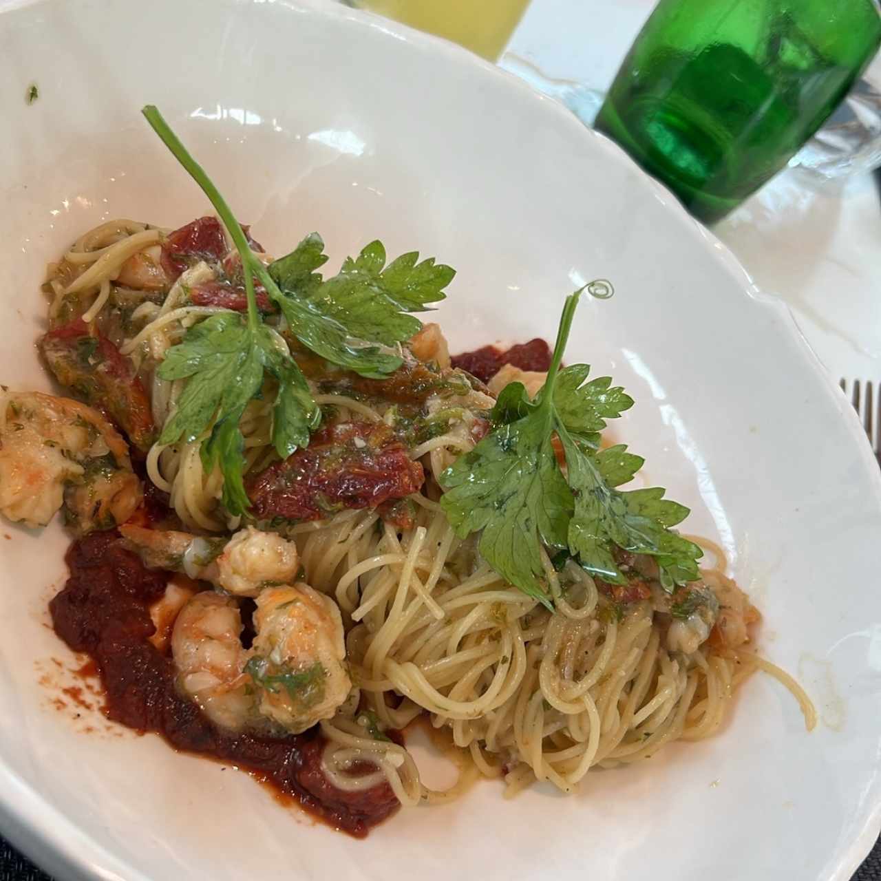 Pasta al olio con camarones y tomates secos