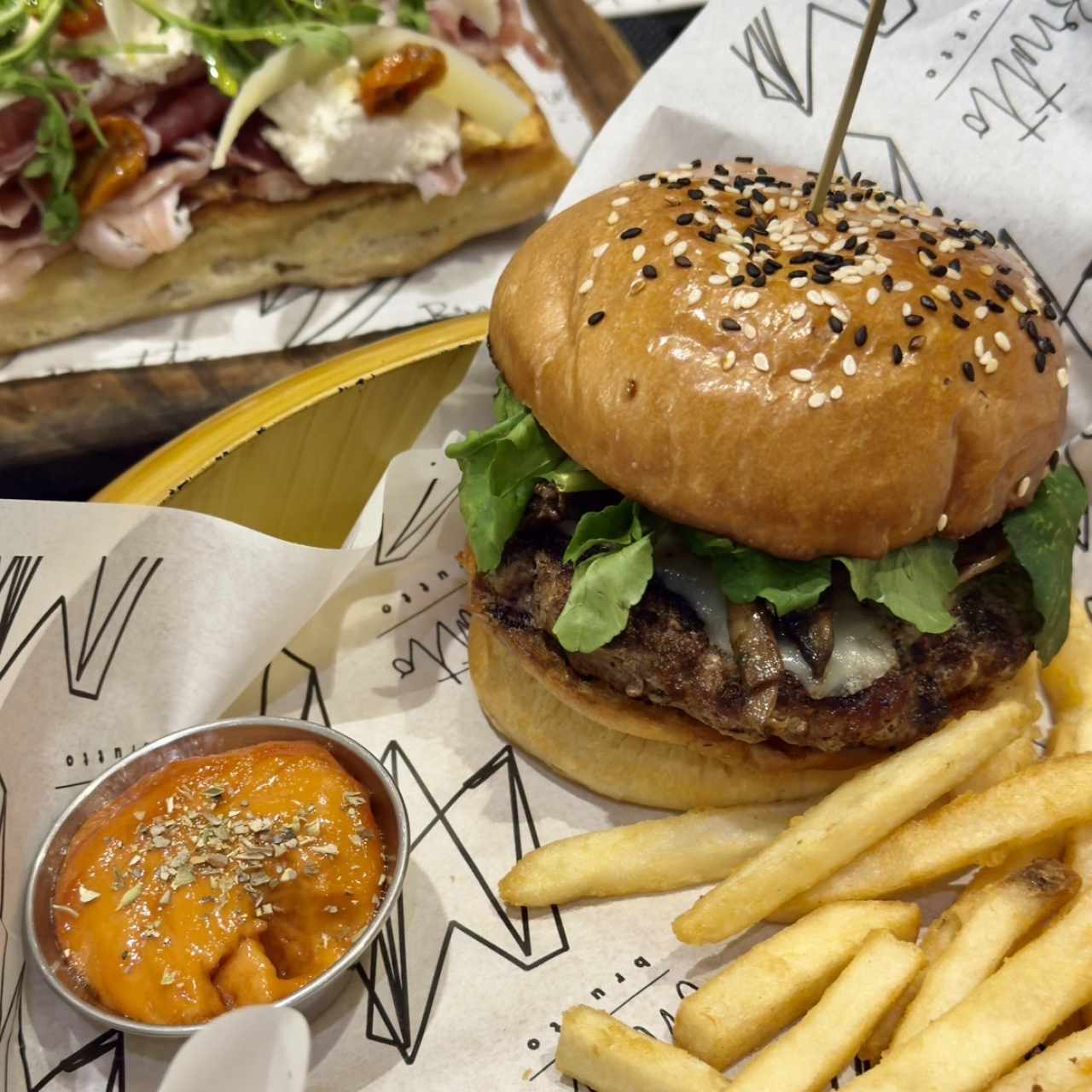 ANGUS BEEF BURGER CON Beyond Burger +$6