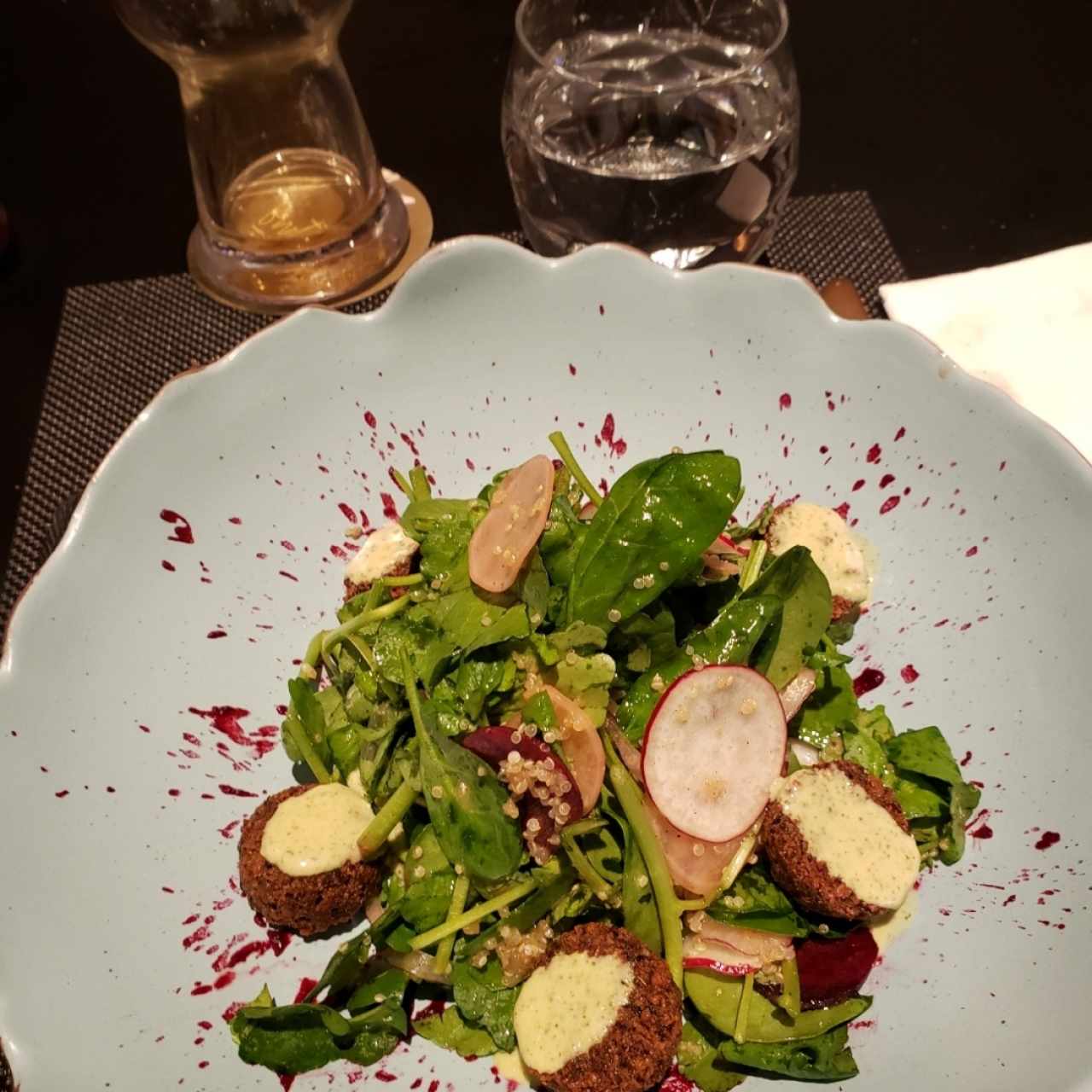 ensalada de rábano y remolacha y falafel