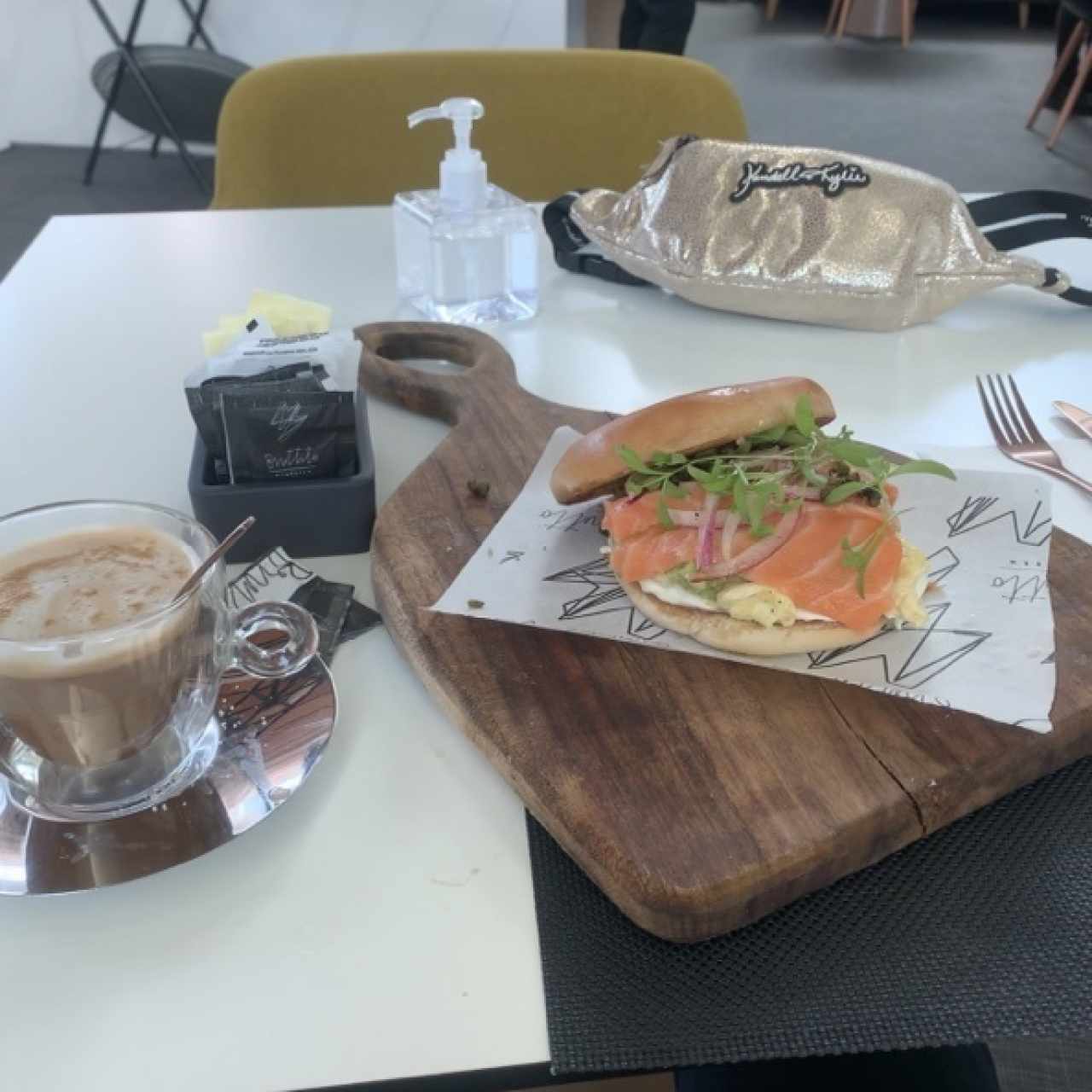 Bagel del salmon con huevo y un capucino 