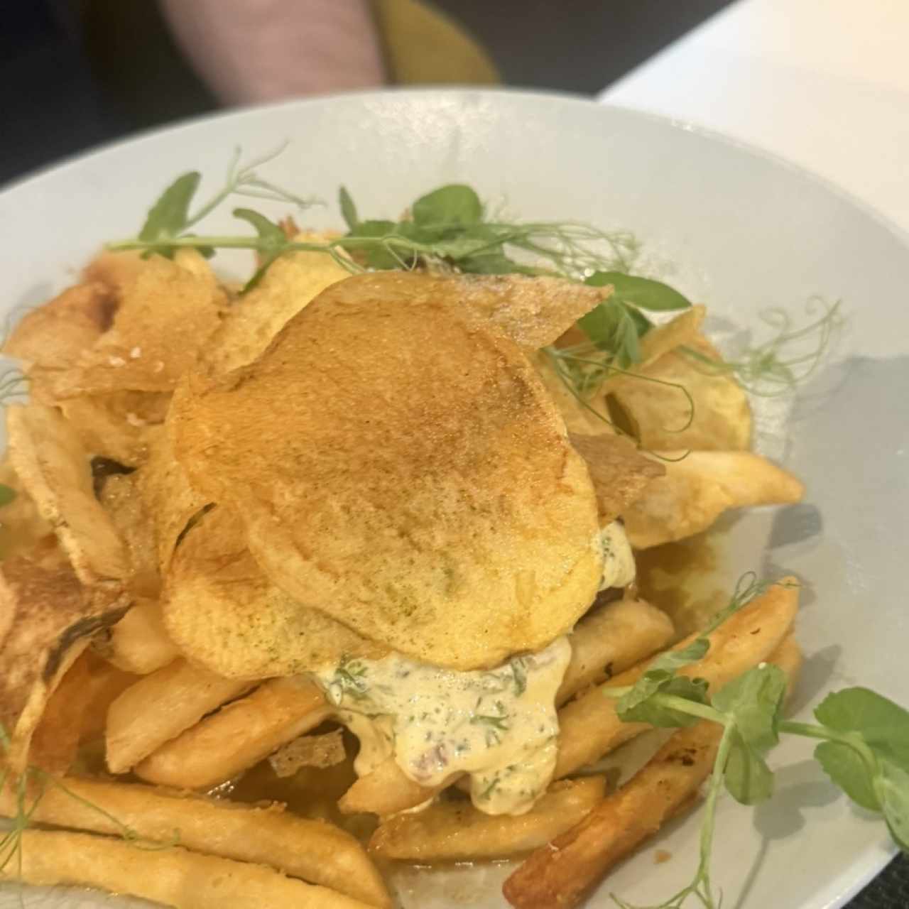 Filete de res con papas fritas trufadas