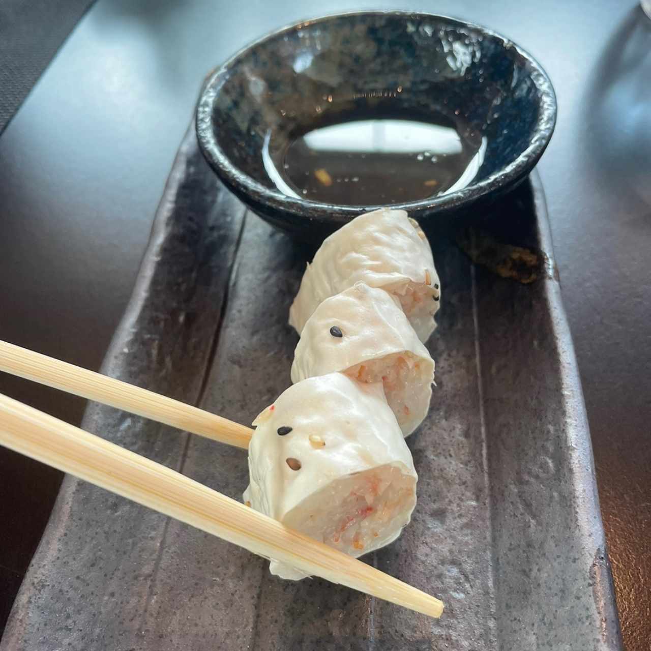 Sushi terciopelo con salsa matequilla clarificada un toque dulce 