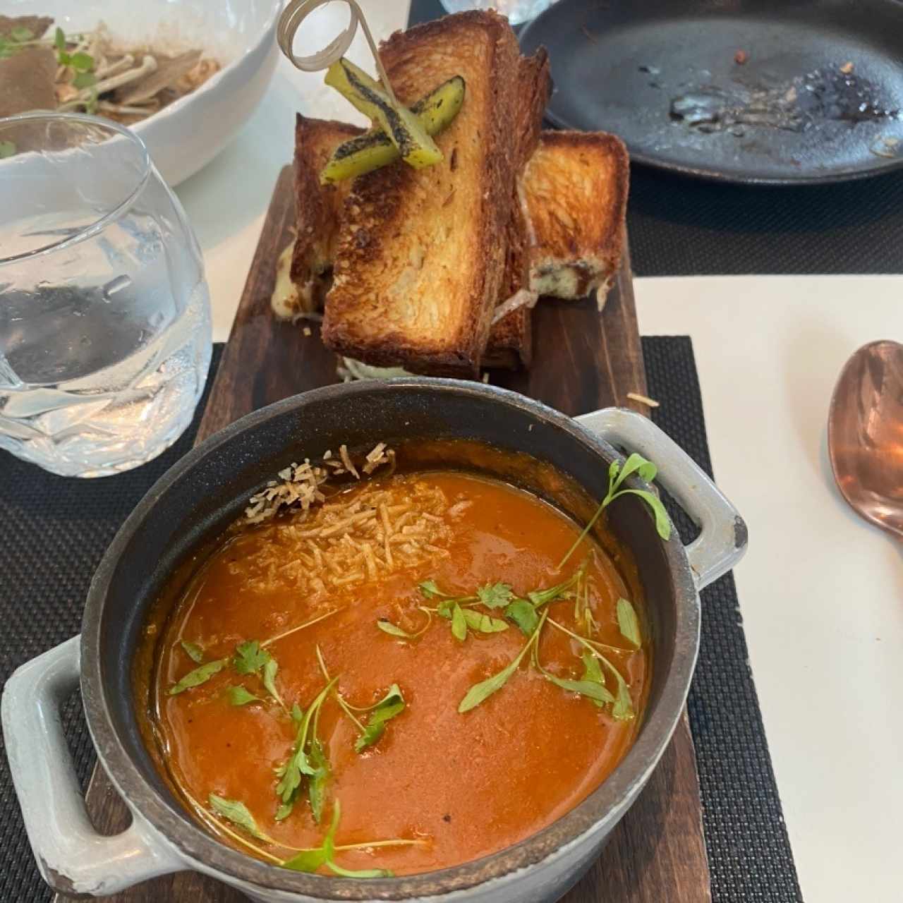 Sopa de tomate y queso derretido