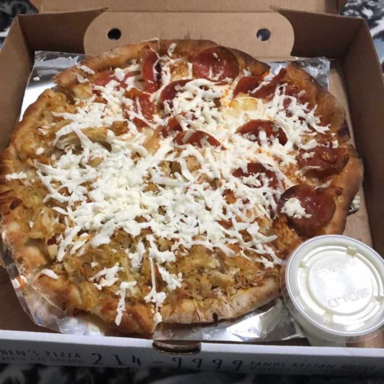 Pizza de pollo con peperoni y queso ricota