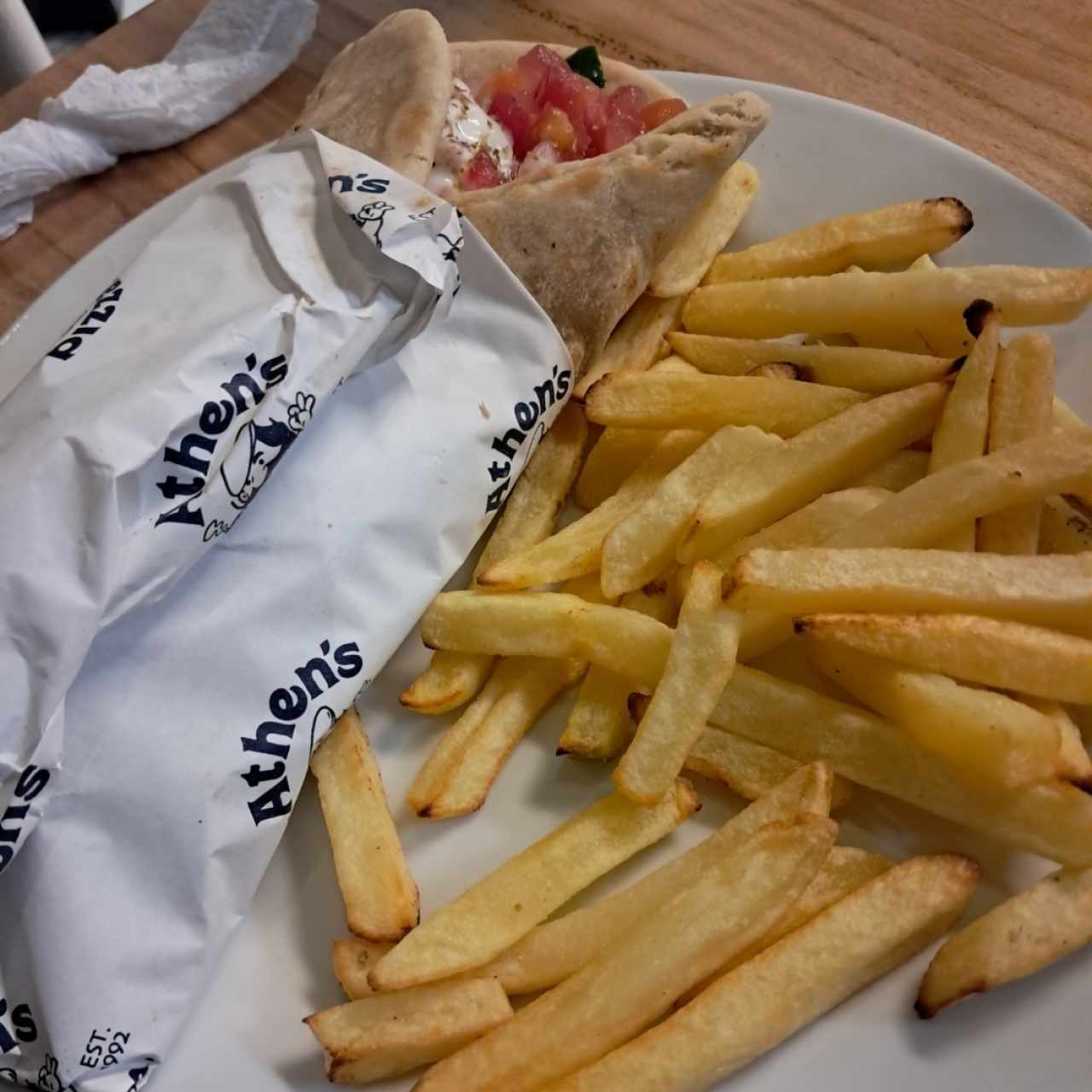 Gyros de pollo acompañado de papas asadas