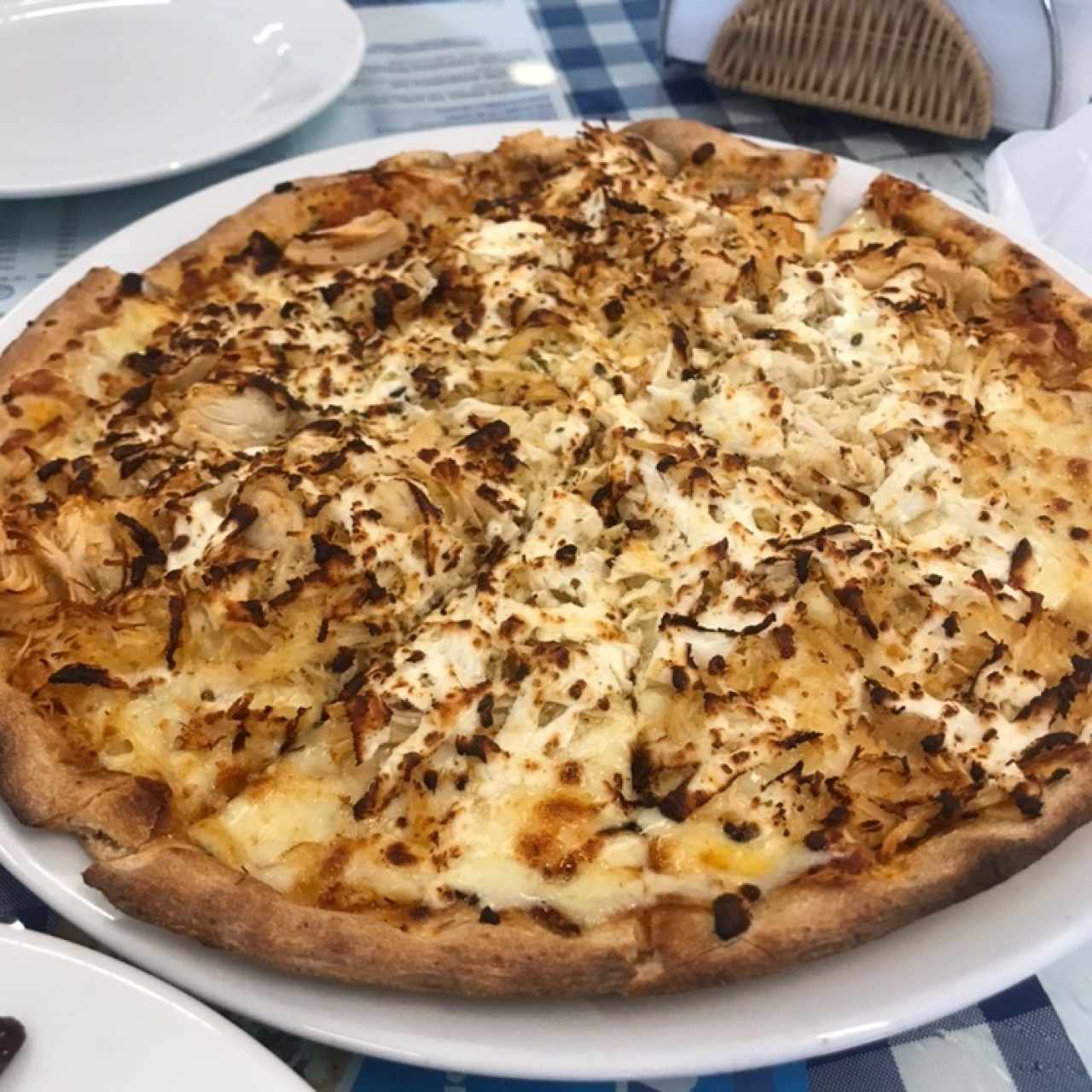 Pizza de pollo con queso feta al entrar al horno