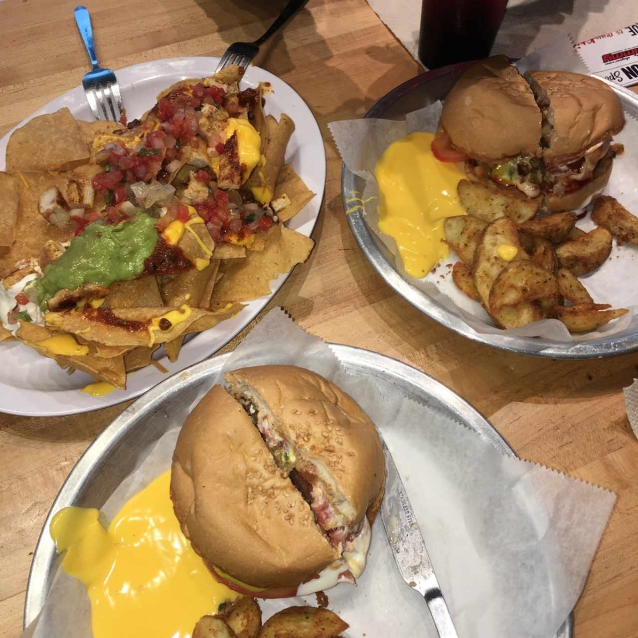 Nachos y Hamburguesas con bacon