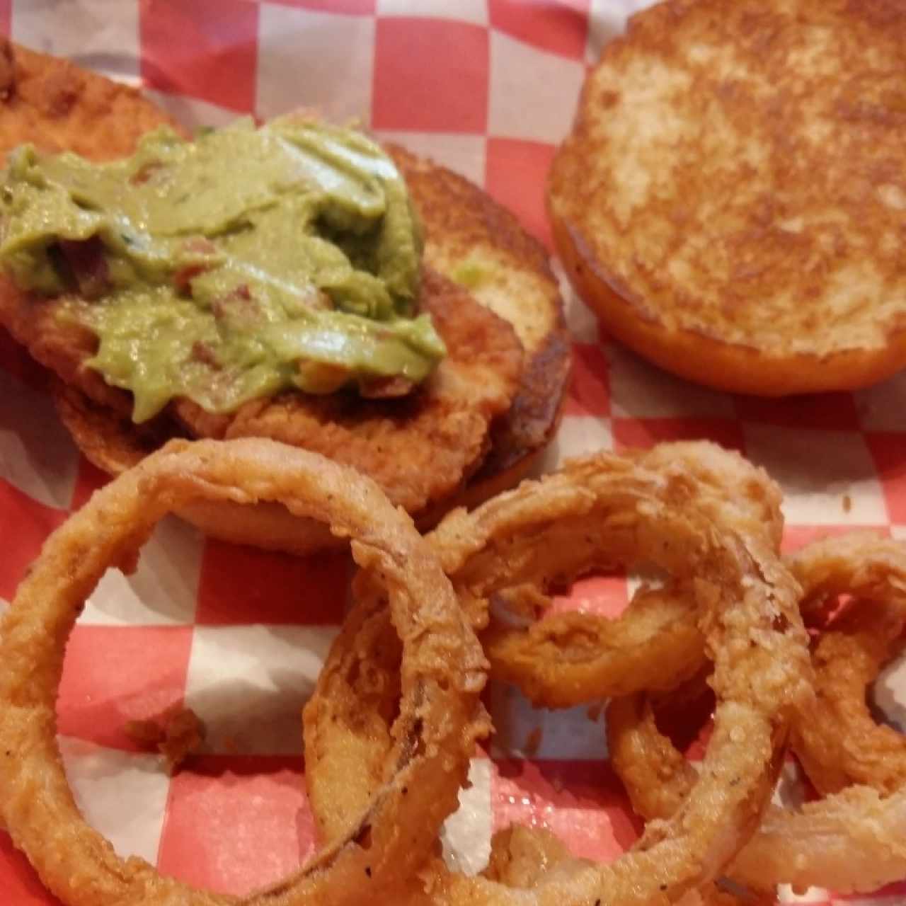 Hamburguesa de pollo con guacamole y anillos de cebolla