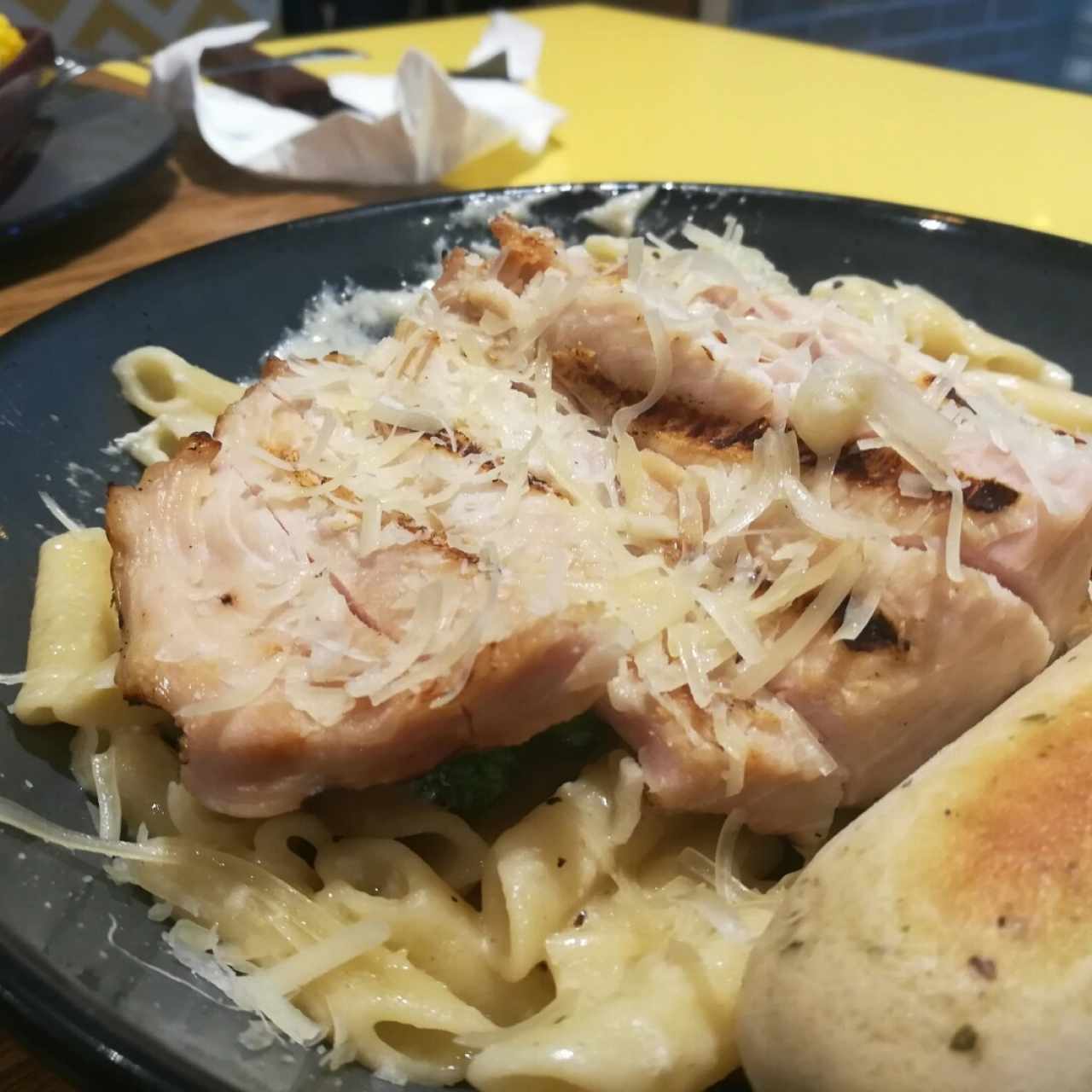 Pollo con penne alfredo