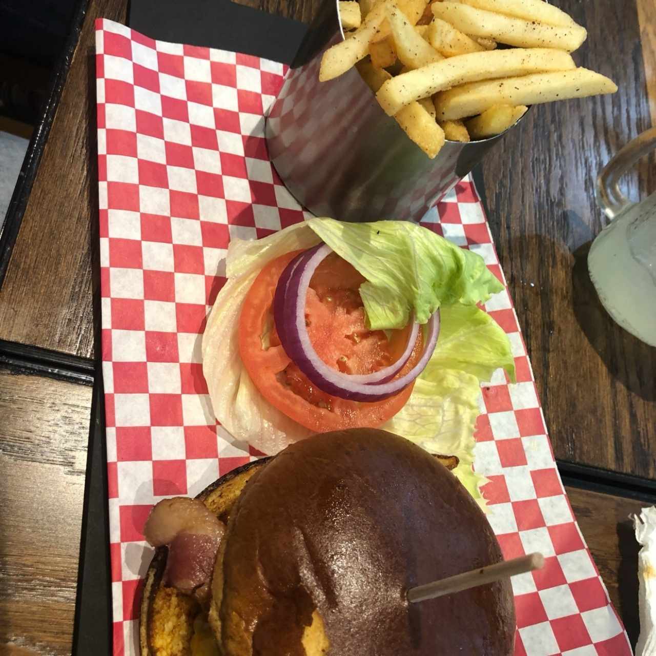 Hamburguesa con papas fritas