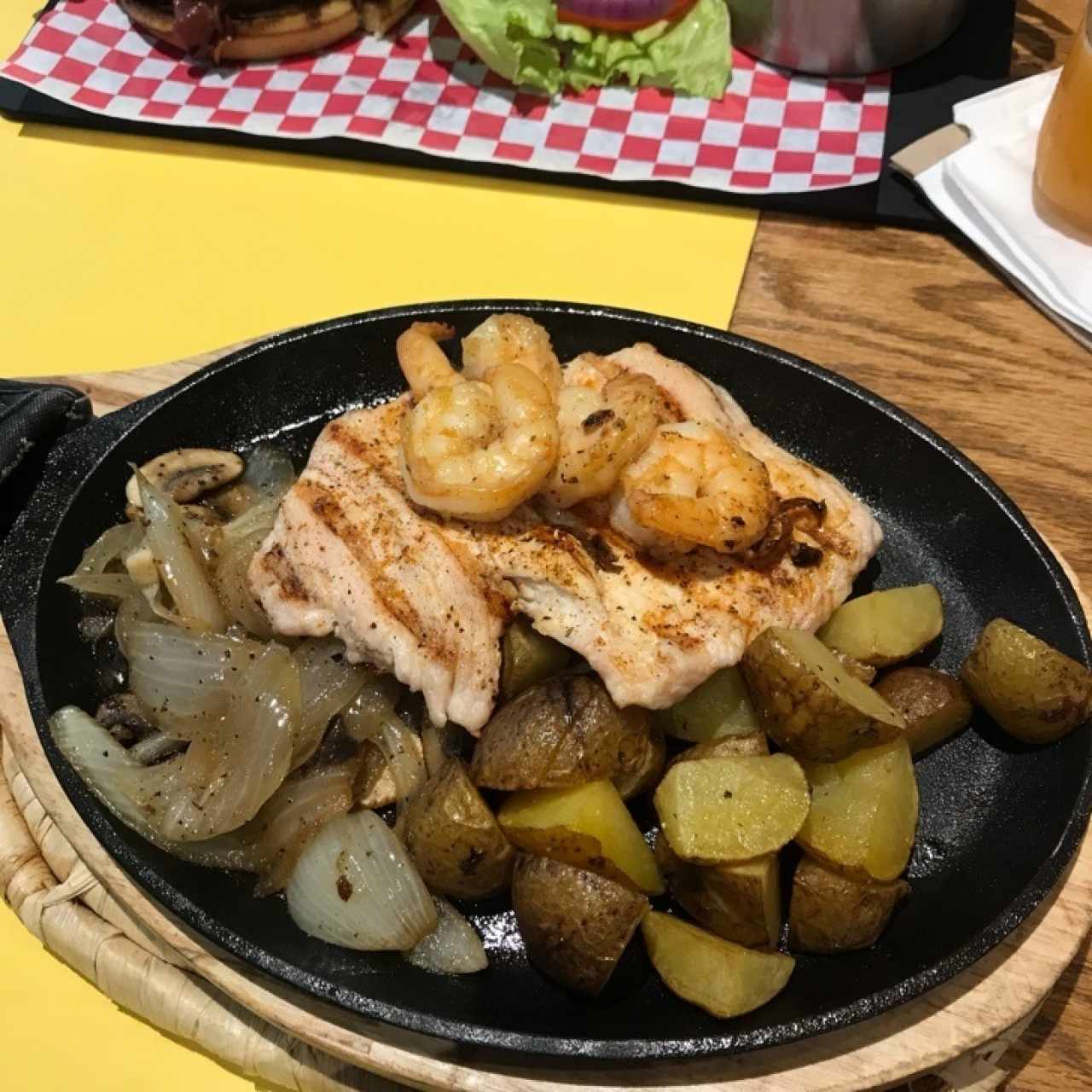 Pollo camarones y papas salteadas