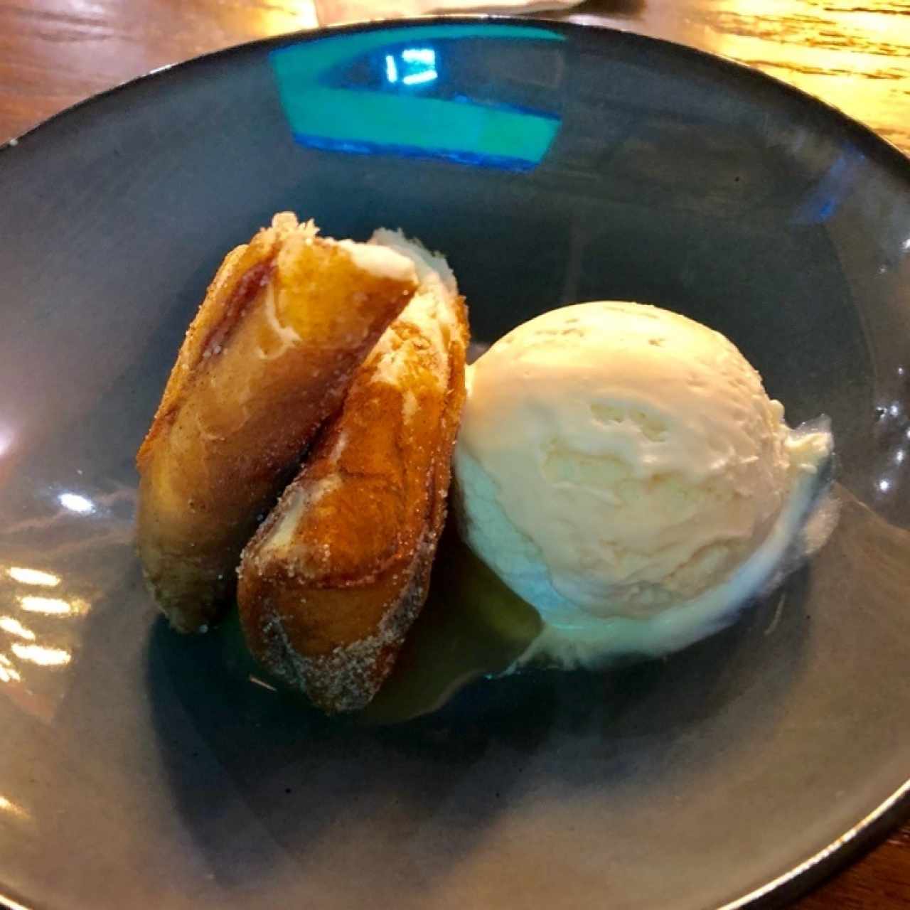 pastel de queso y manzana con helado 