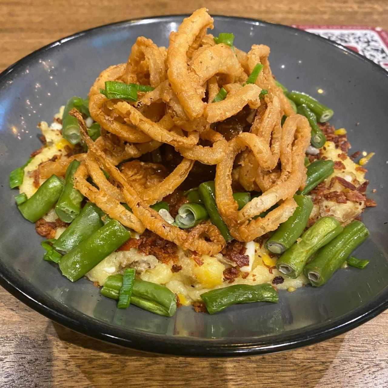 Bowl de puré y pollo con anillos de cebolla 