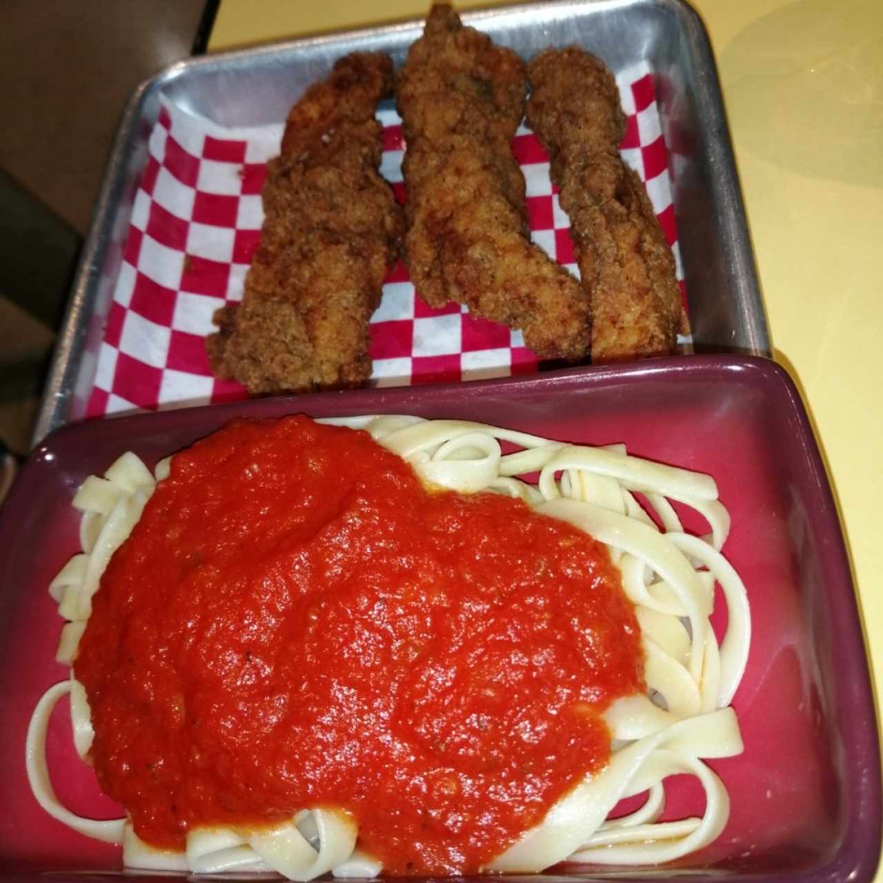 Pollo y pasta con salsa marinara