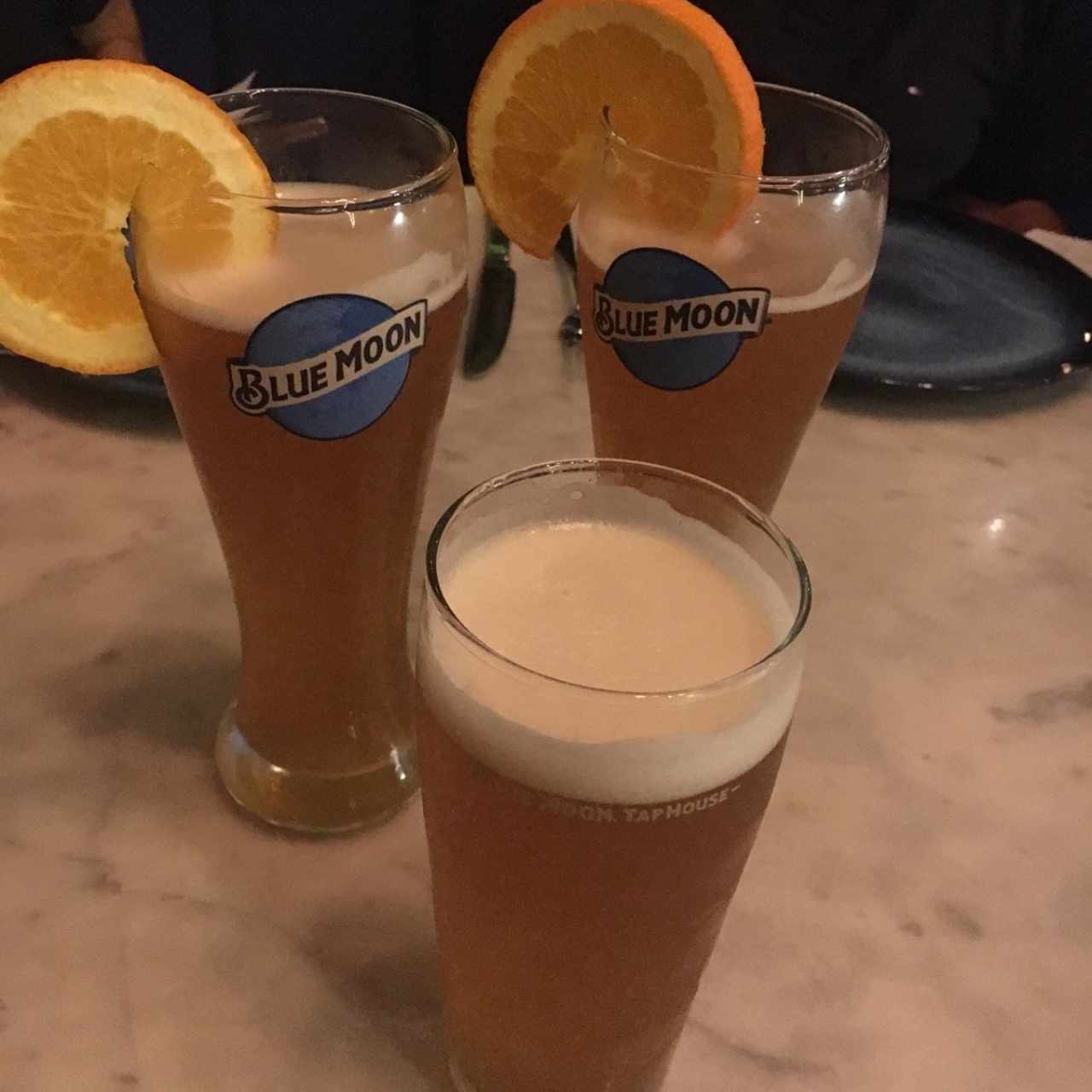 Blue Moon Belgian white con naranja valencia y mango wheat