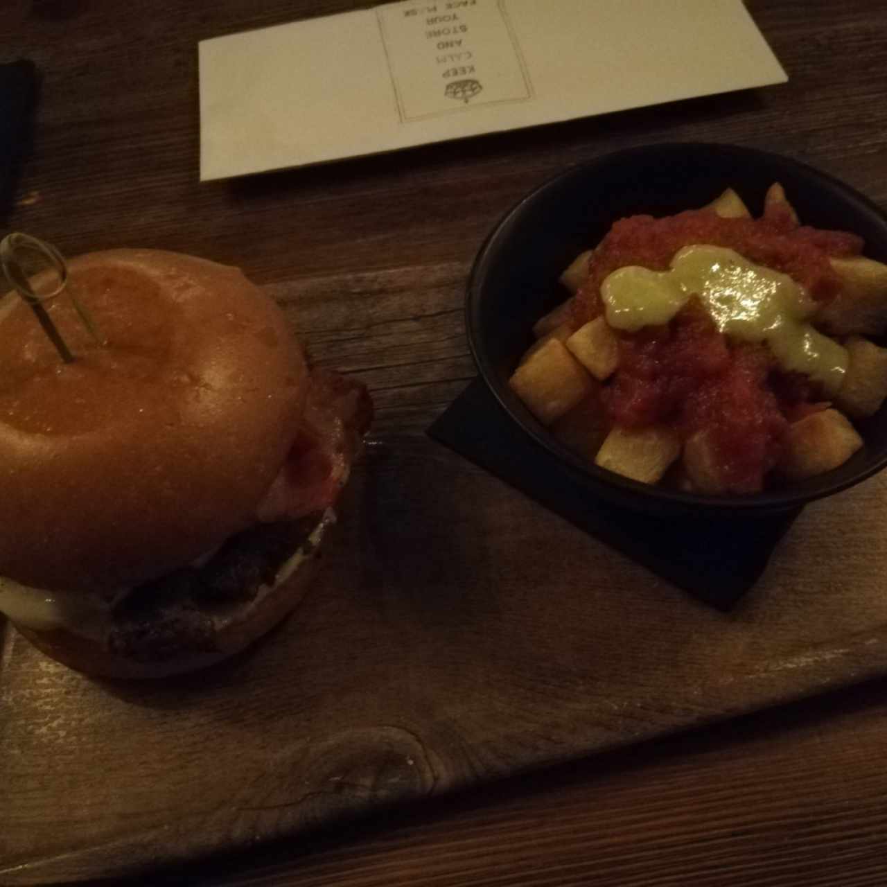 Hamburguesa blue moon y papas bravas 