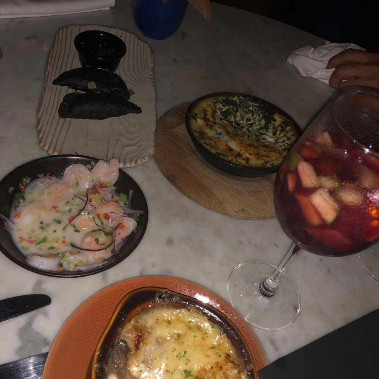 sopa de cebolla, camarones , dip de alcachofas, sangria 