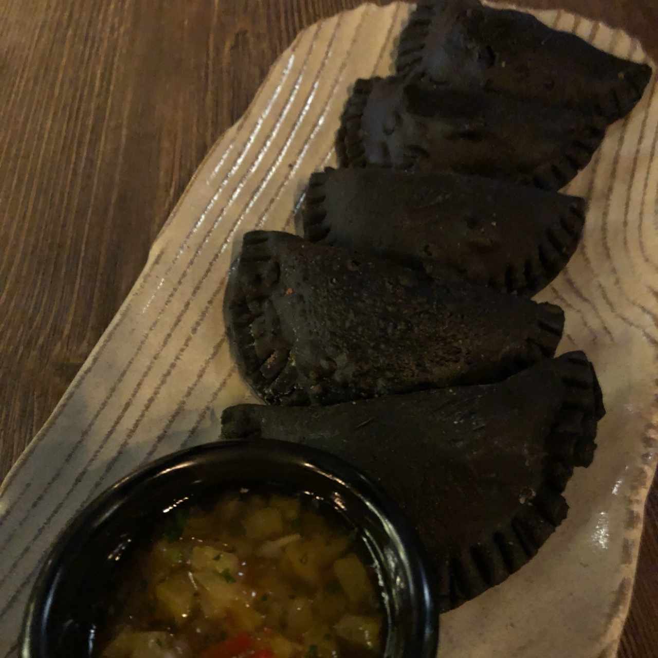 Empanadas negras de camaron con tinta de calamar