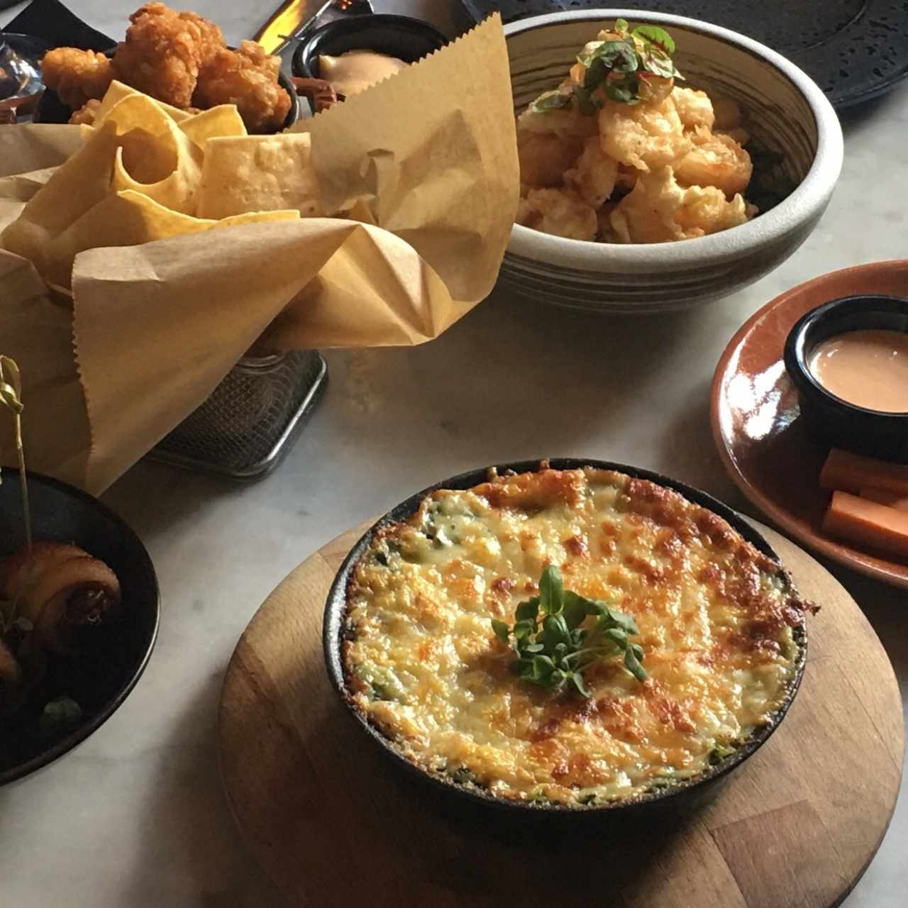 Spinach and Crab Meat Dip con nachos