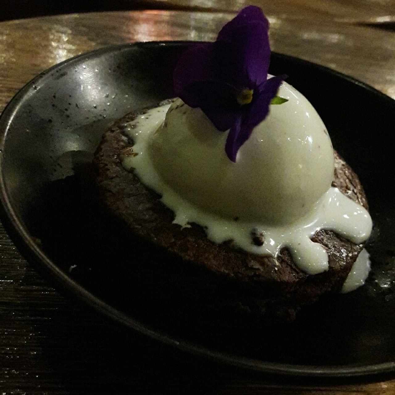 Brownie con helado de menta