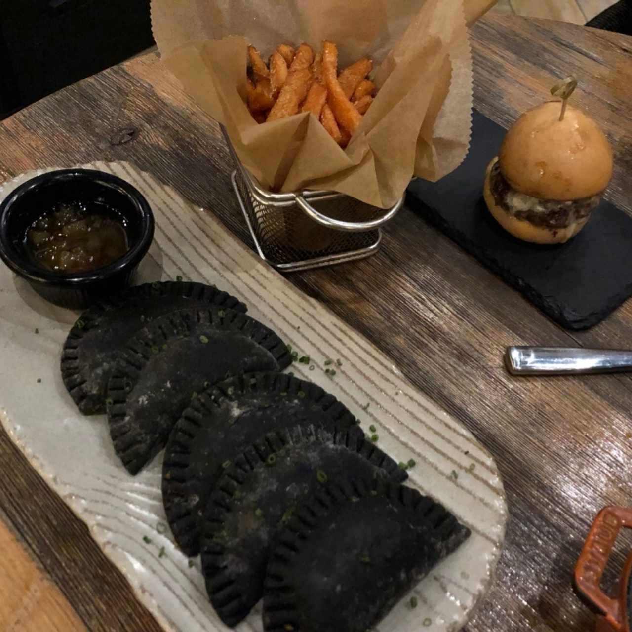 Black Empanadas, Sliders y papas de camote