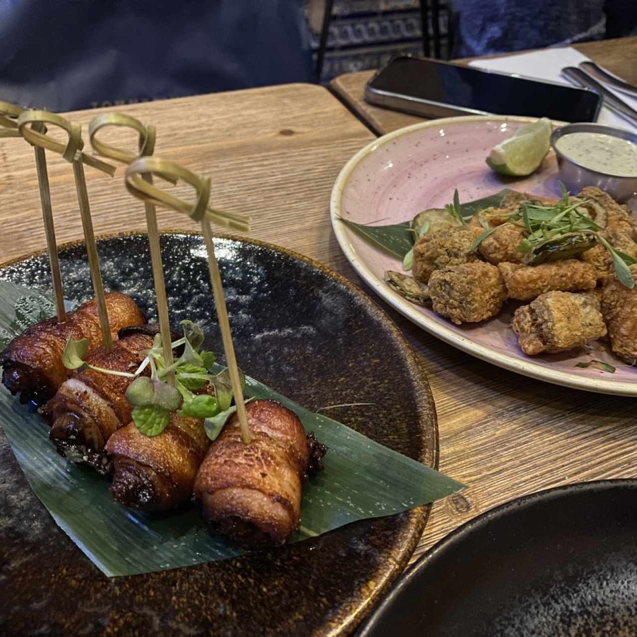 Rollos bacon y chicharrón de pescado