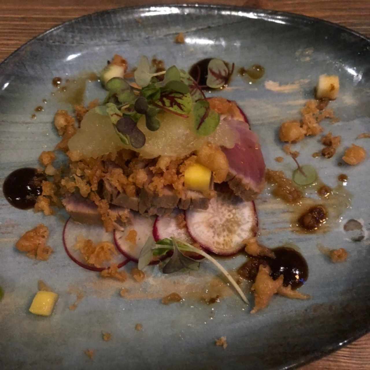 Tataki de atun curado con frutas de la temporada sorbeto de piña con crocante de tempura