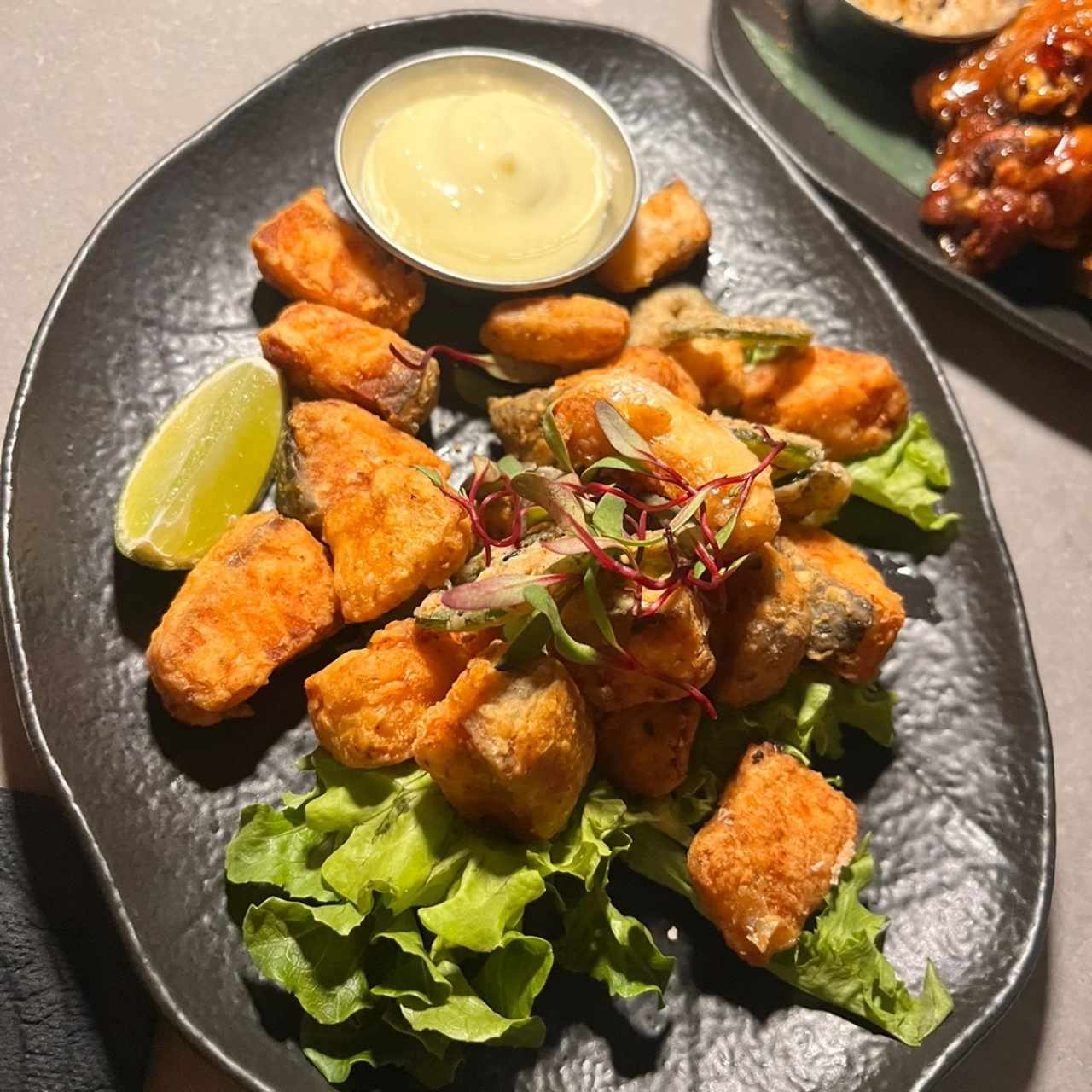 BAR BITES - Salmón Chiharrones