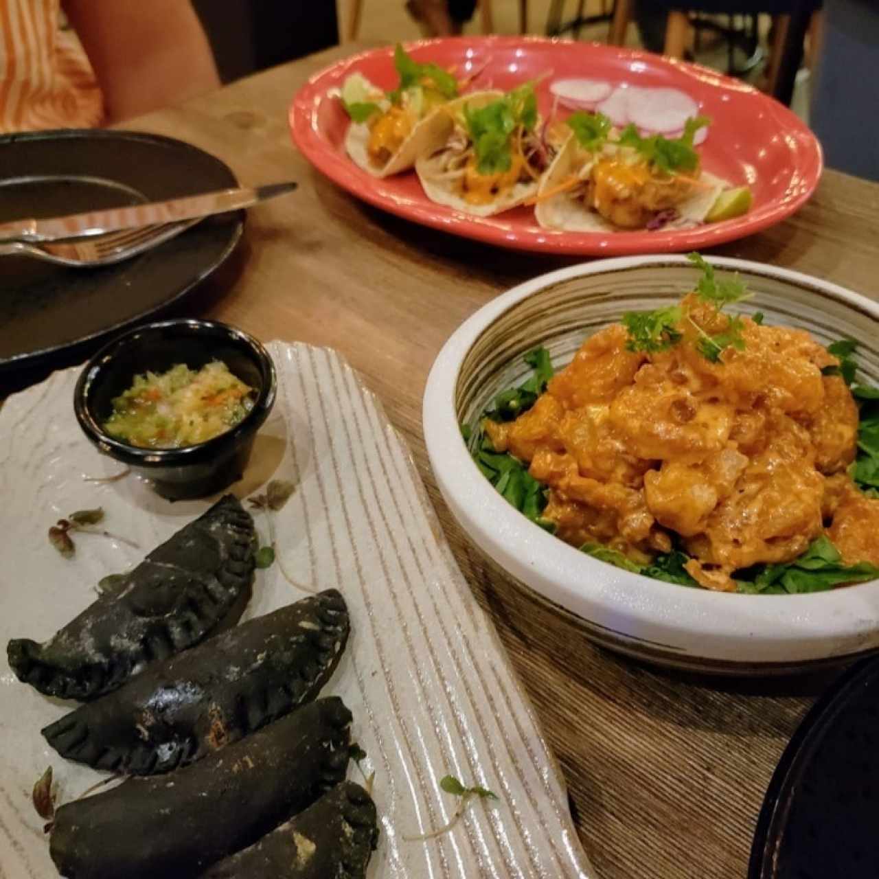 enpanadas negras, camaromes picantes y tacos de pescado