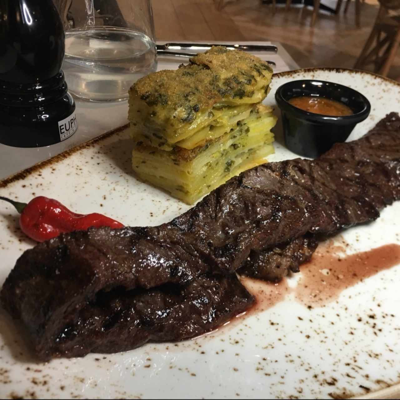 Entraña con chimichurri. 