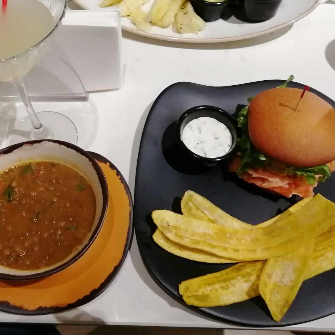 Sopa de lenteja y sandwich de salmon