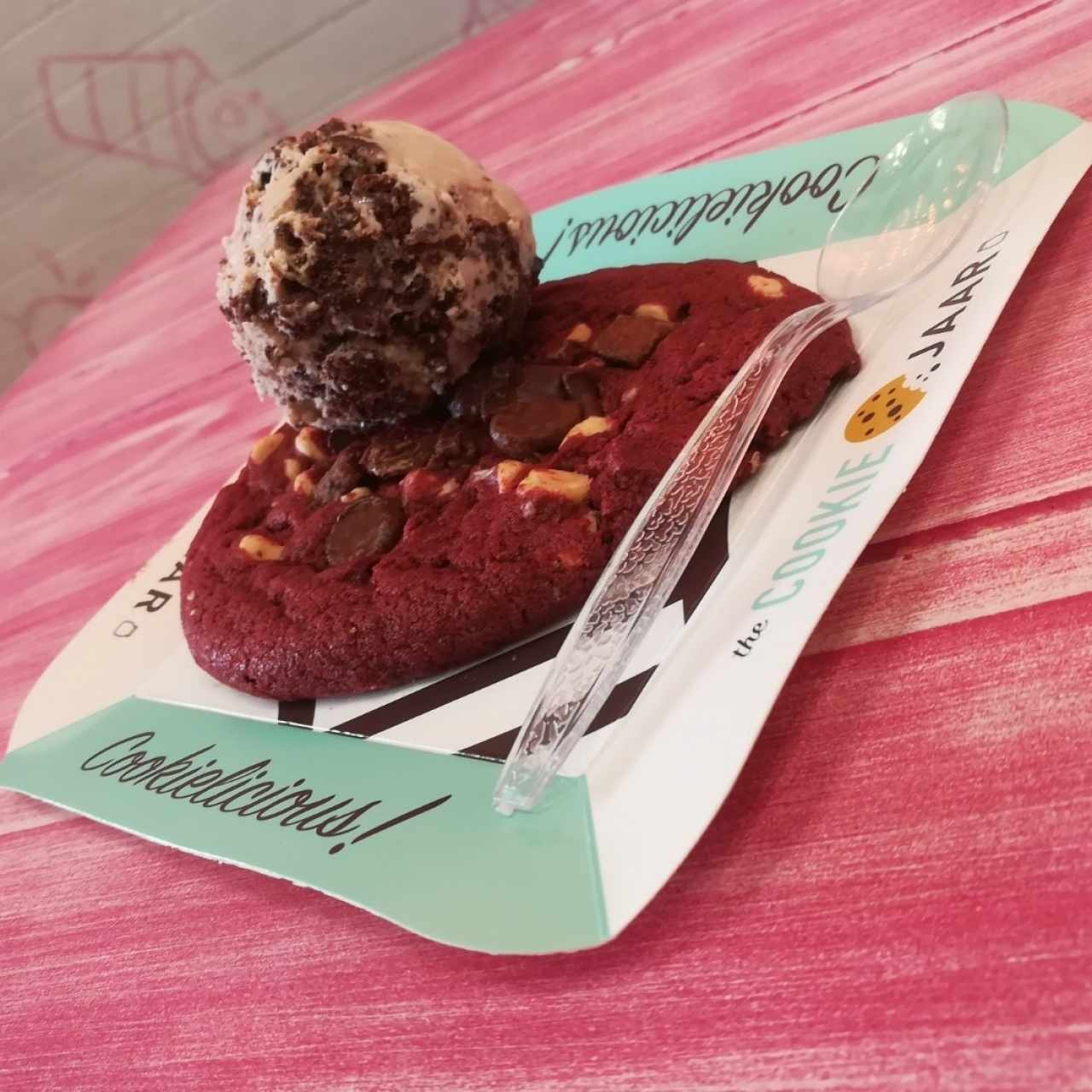 Galleta Red velvet con helado de brownie