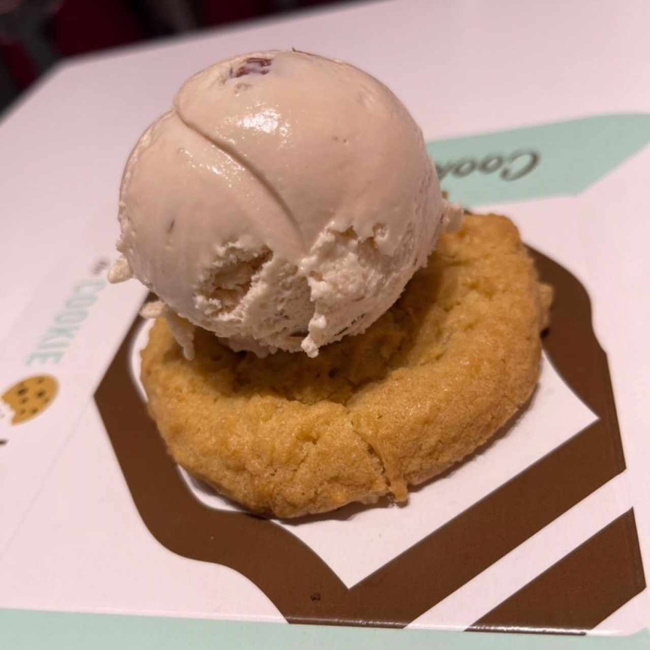 Galleta Macadamia con Helado de Amaretto