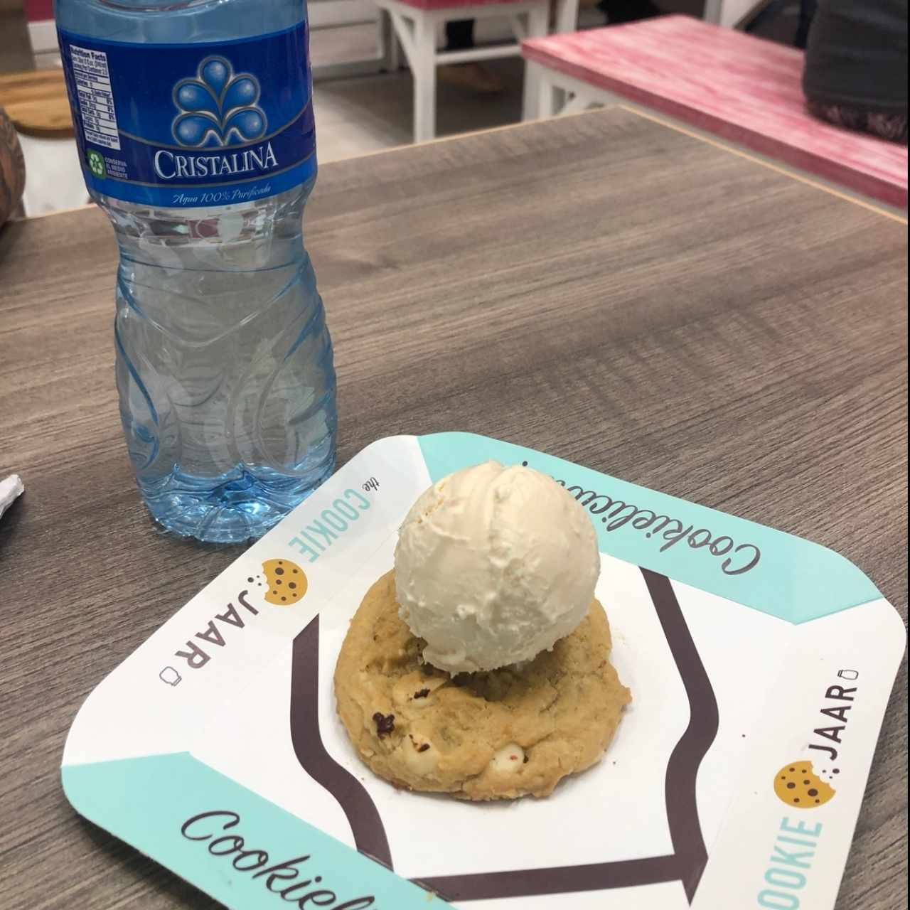 galleta de macadamia con helado de vainilla.