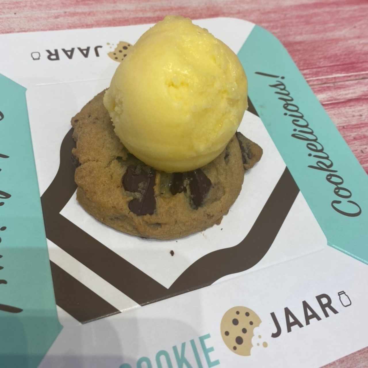 Galleta de chipas de chocolate con helado de maracuya