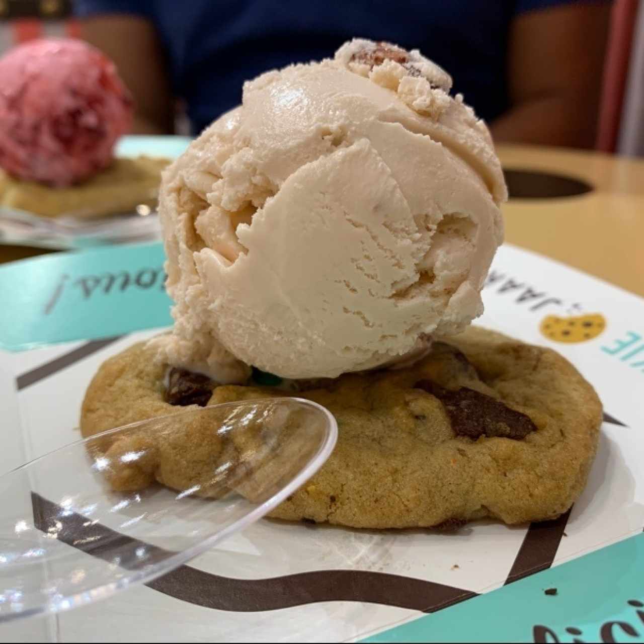 galleta de M&M con helado de amaretto