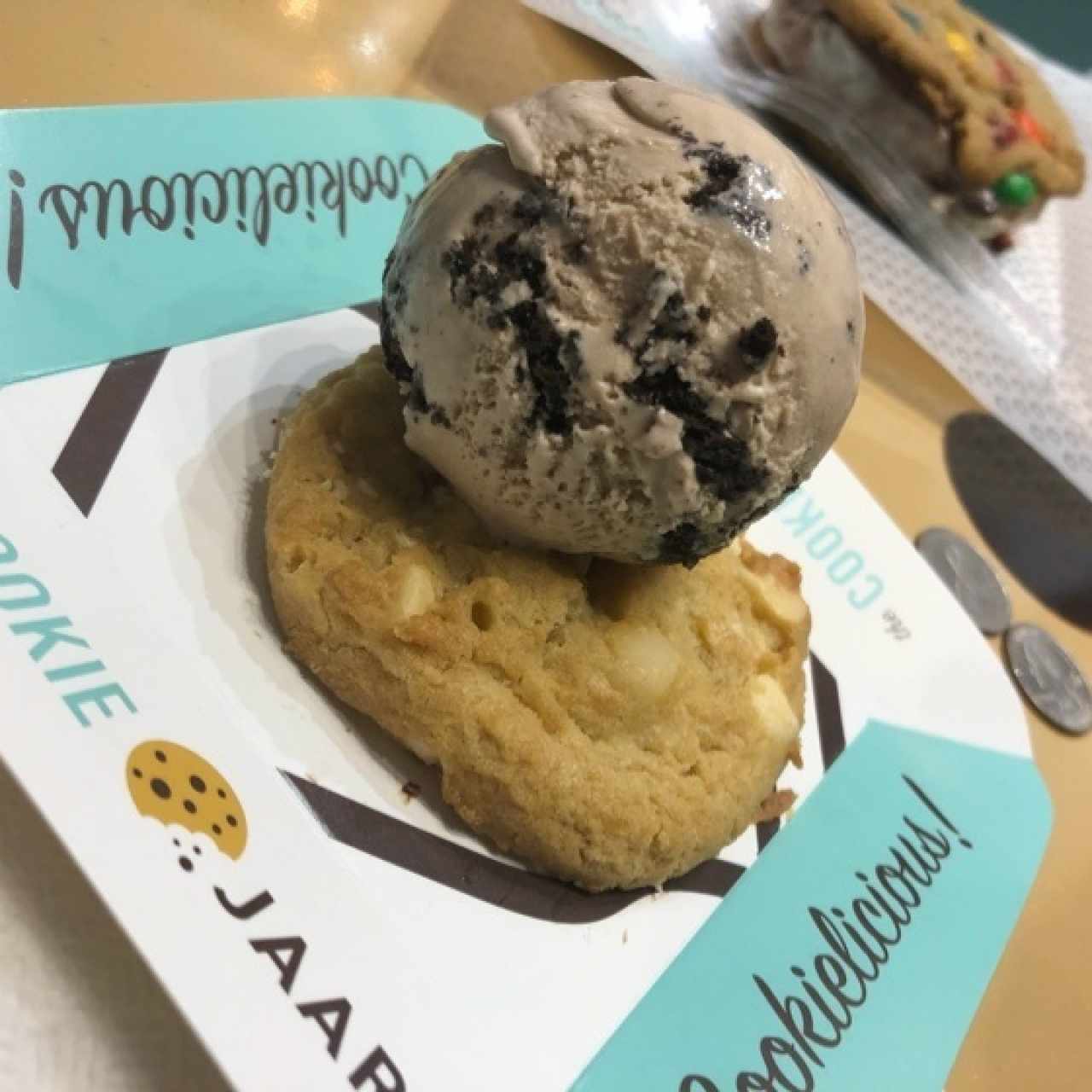 Galleta de macadamia con helado de oreo