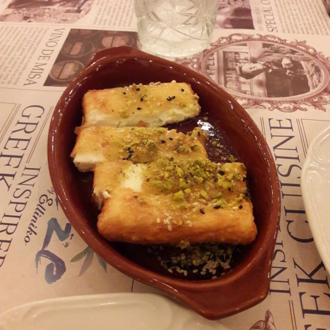 queso frito con miel y pistacho