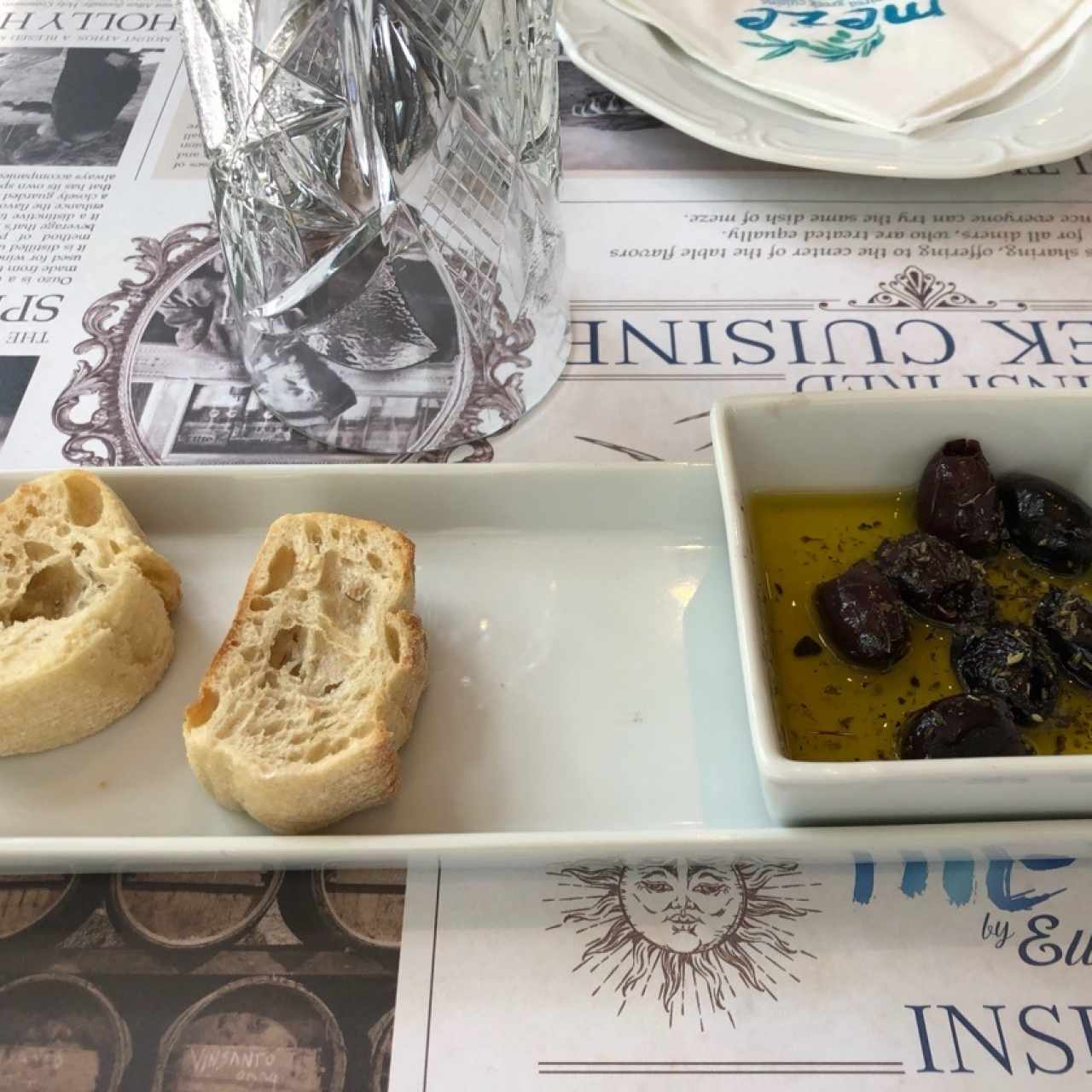 Aceitunas con pan de la casa