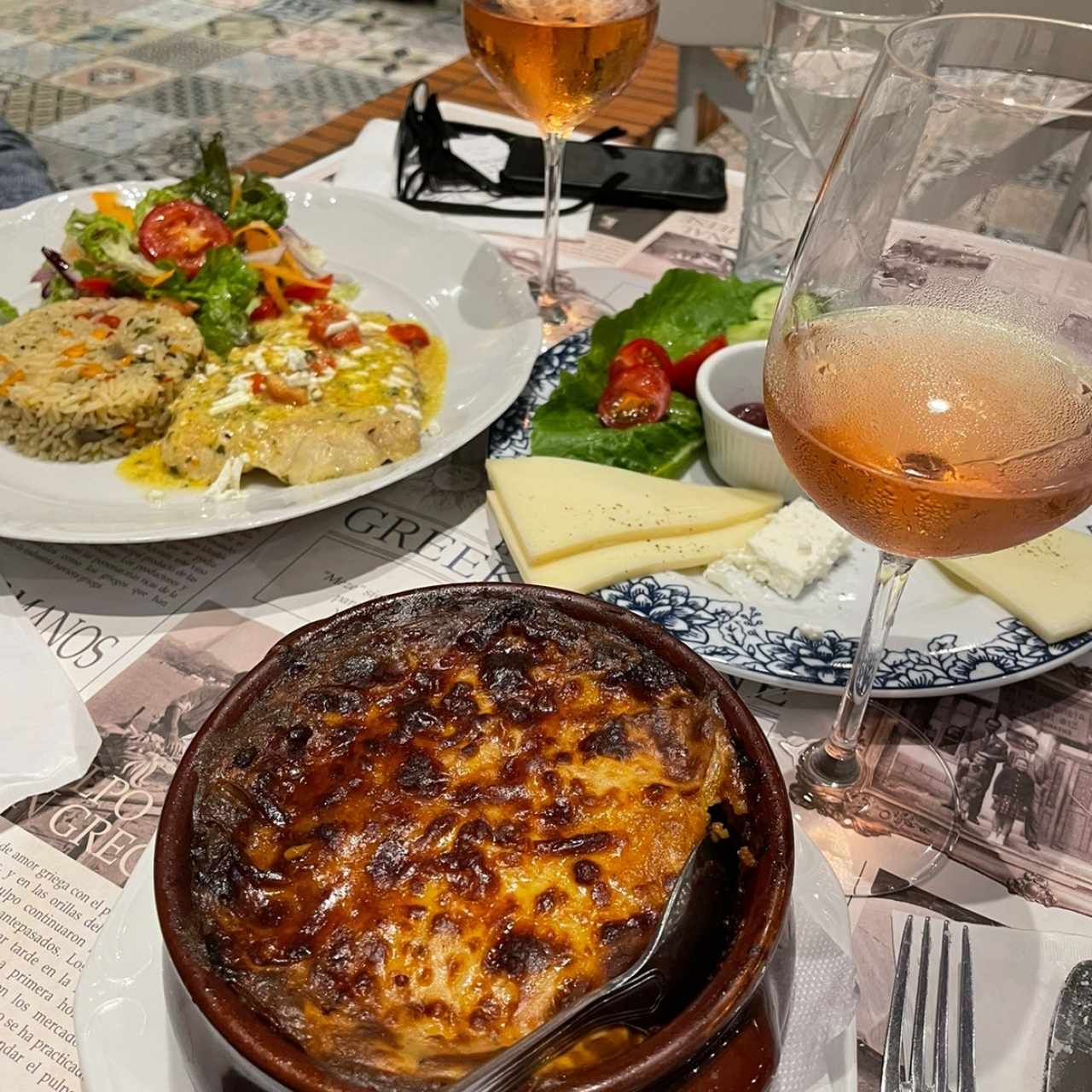 moussaka y psari saganaki