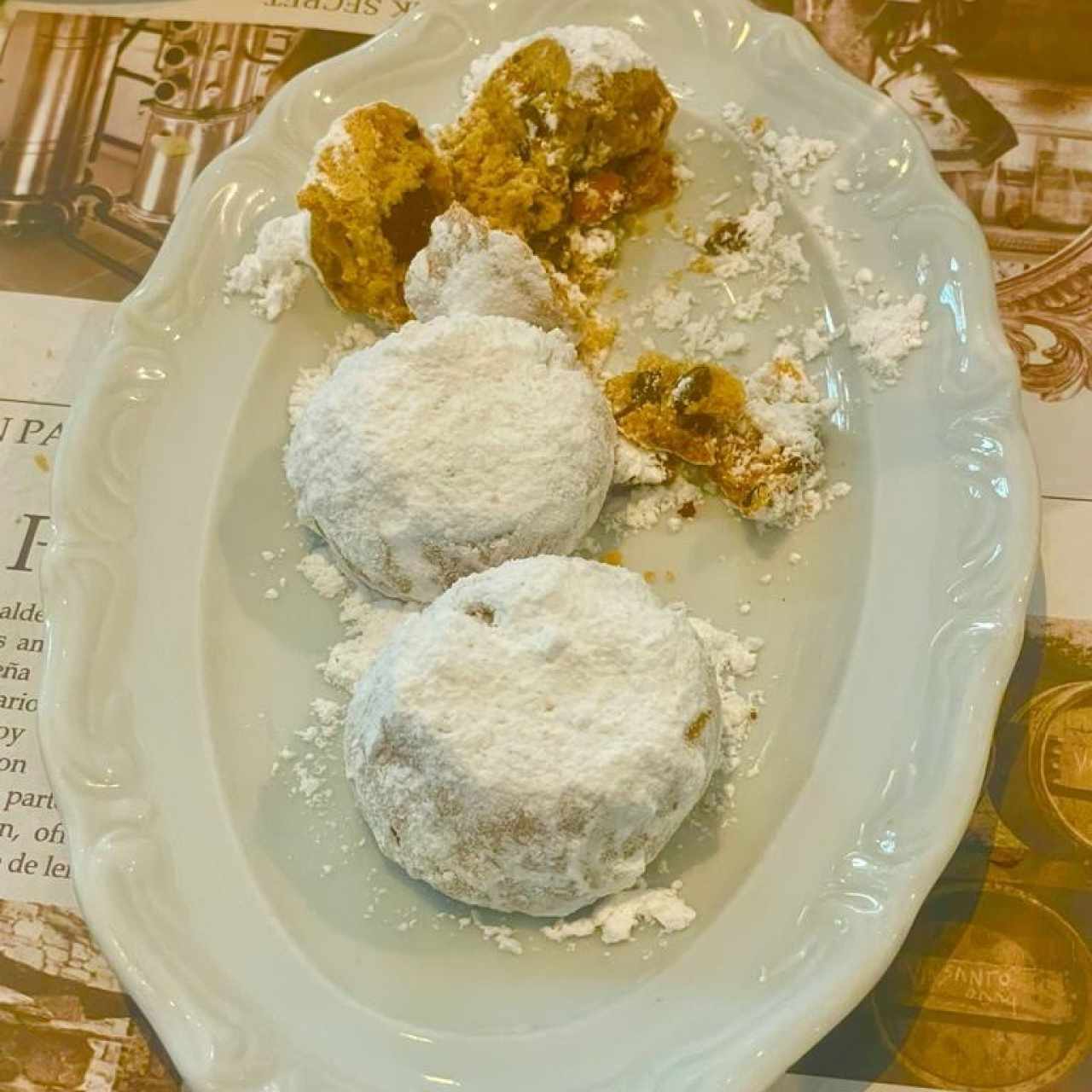 KOURABIEDES ME AMIGDALA (Clásicas galletas griegas hechas a base de almendras y mantequilla ligera, cubiertas de azúcar glas)