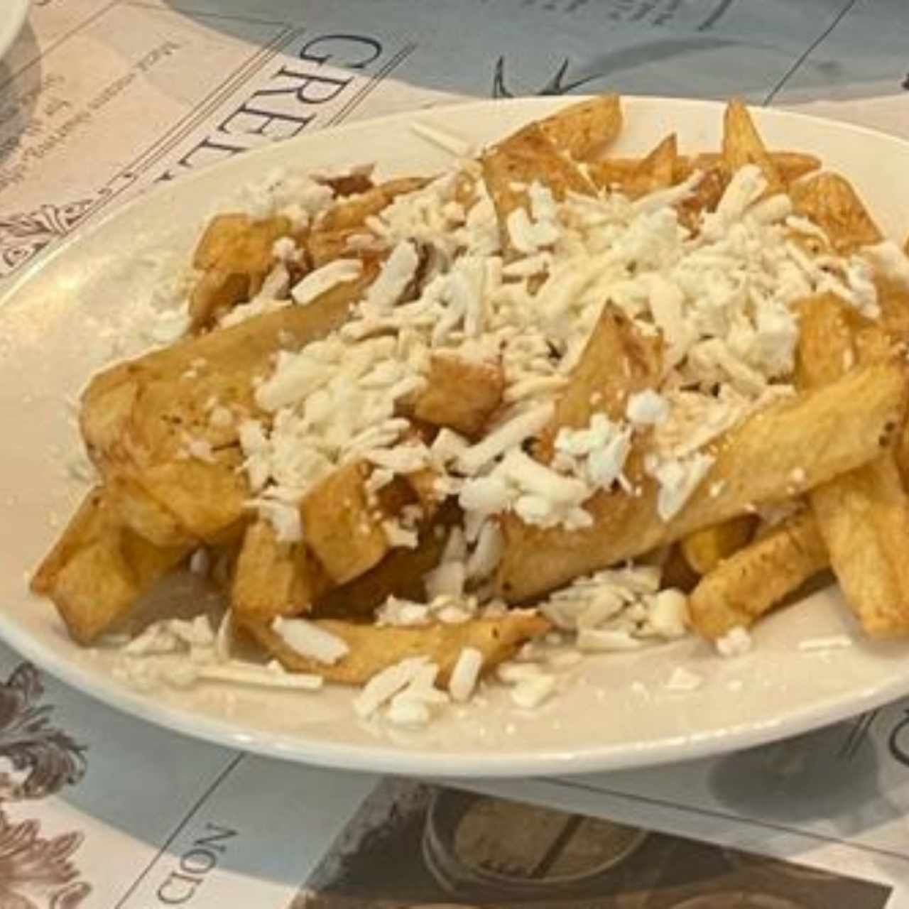 papas fritas con queso feta