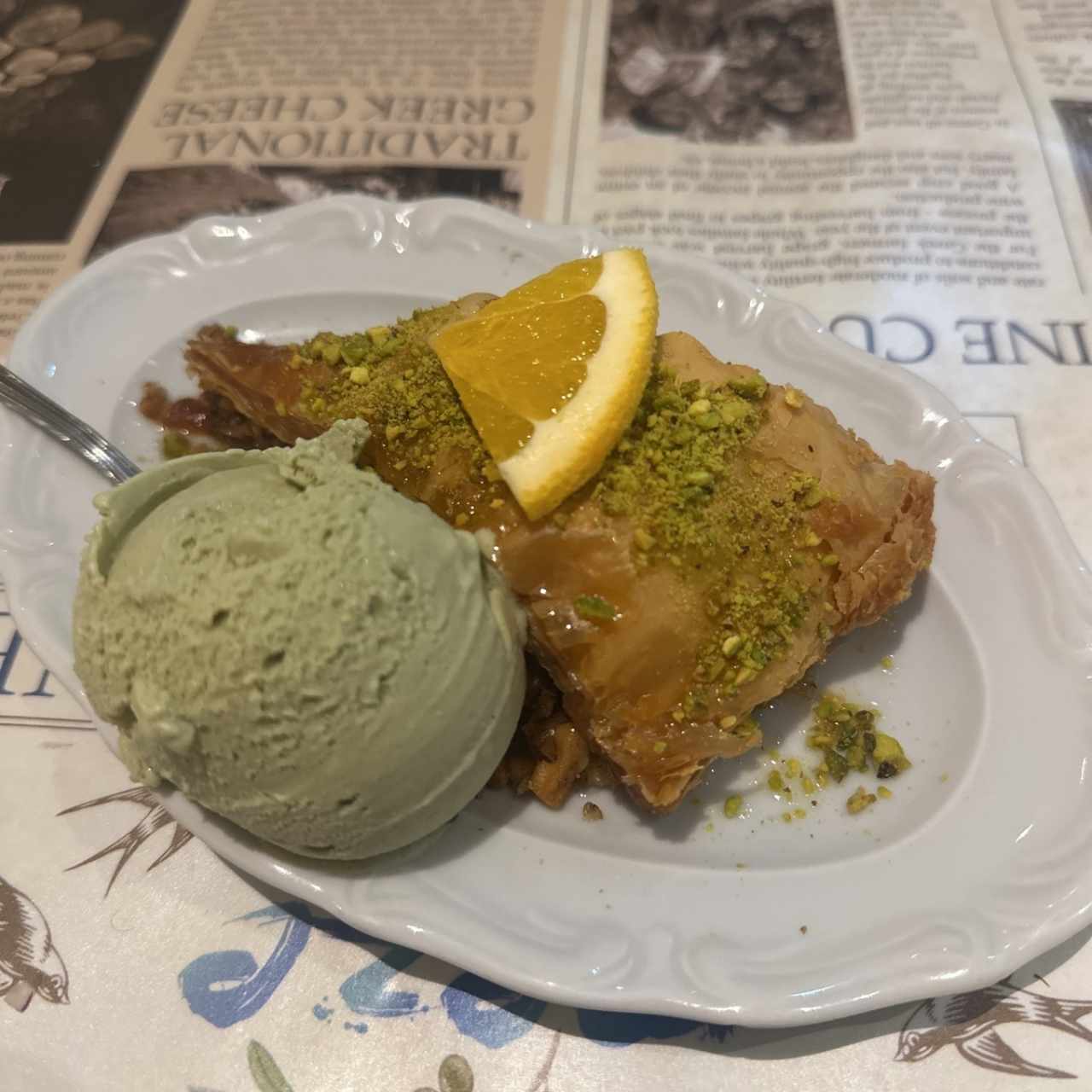Postres - Baklava con helado de fistachio
