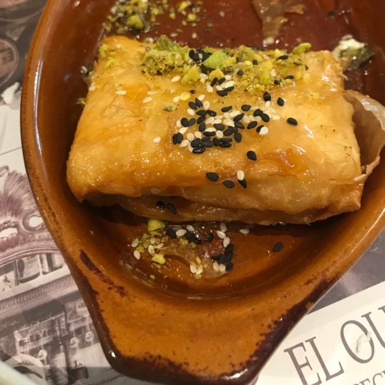 queso feta envuelto en filo con miel