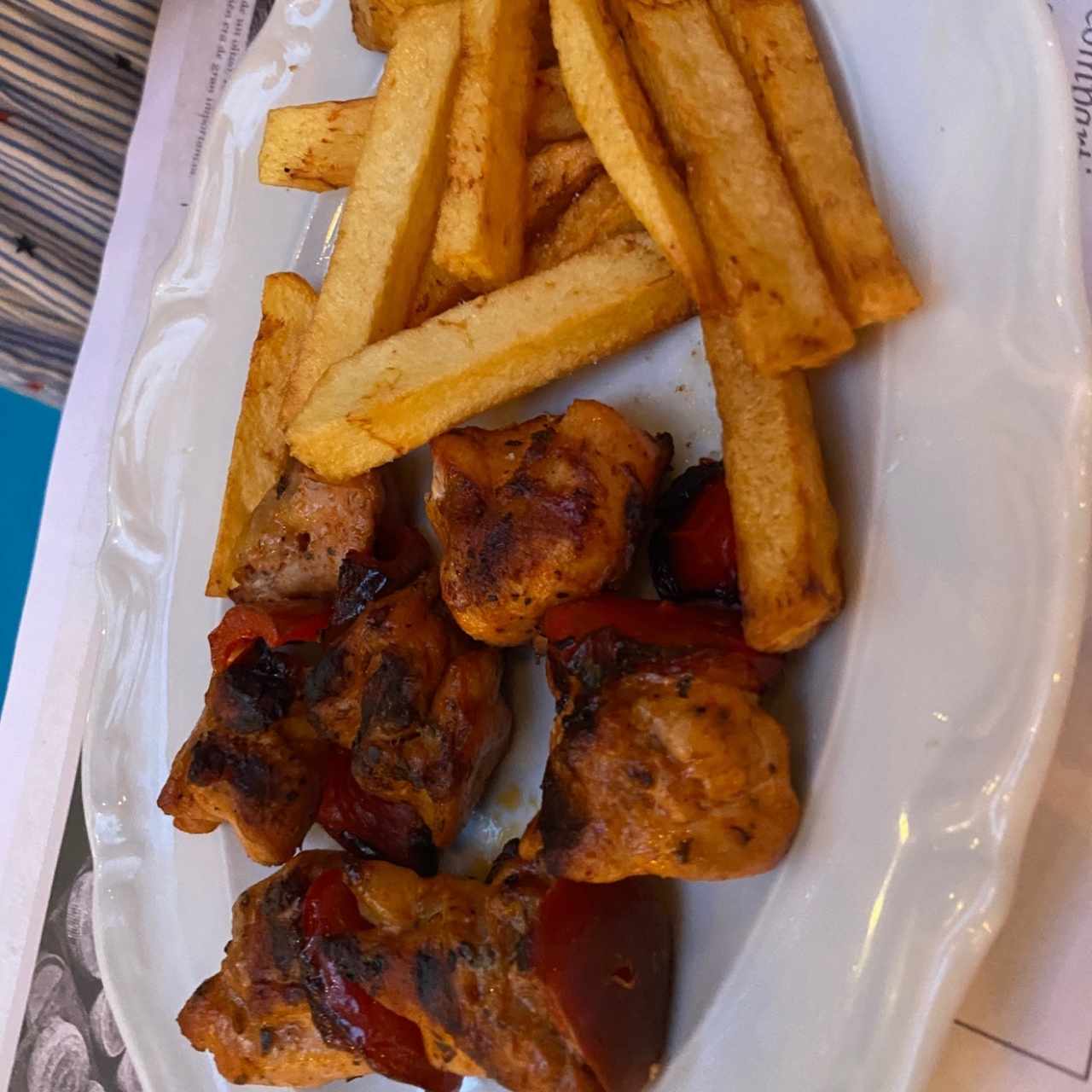 brochetas de pollo y papas (kids menu)