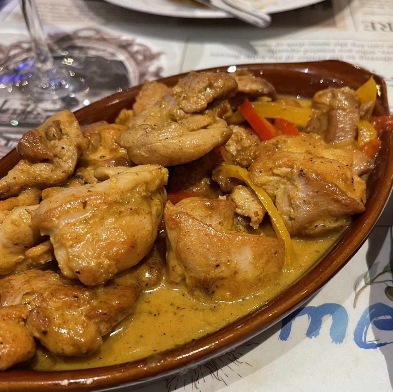 Pollo con vino y mostaza