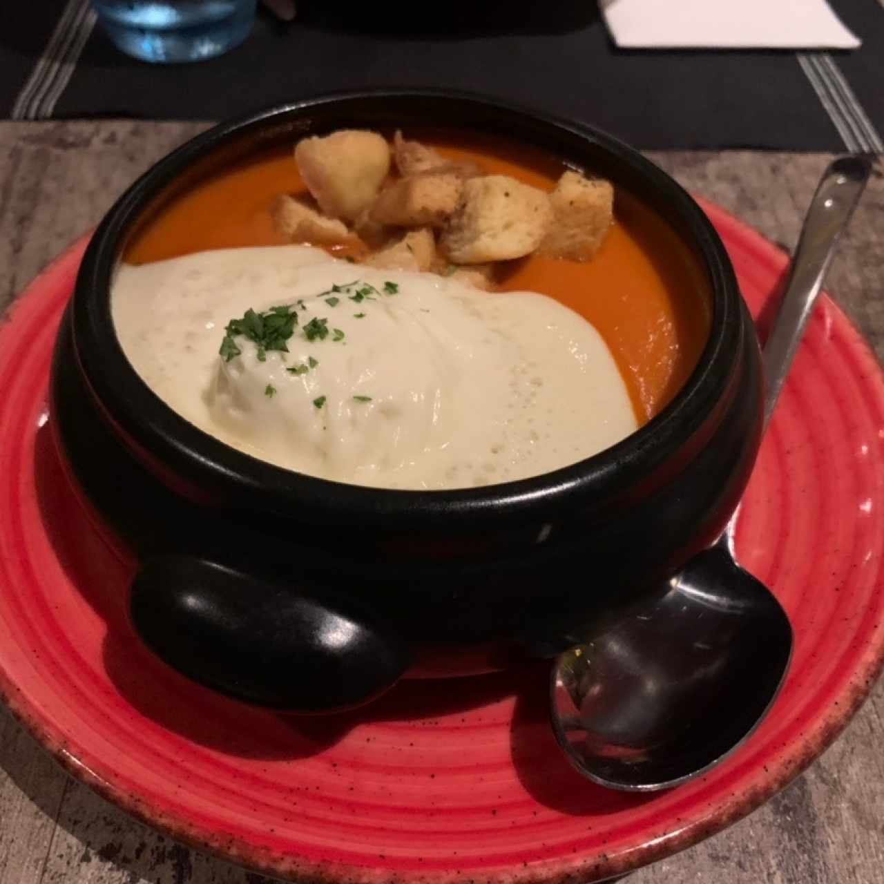 Sopa de Tomate con crocantes 