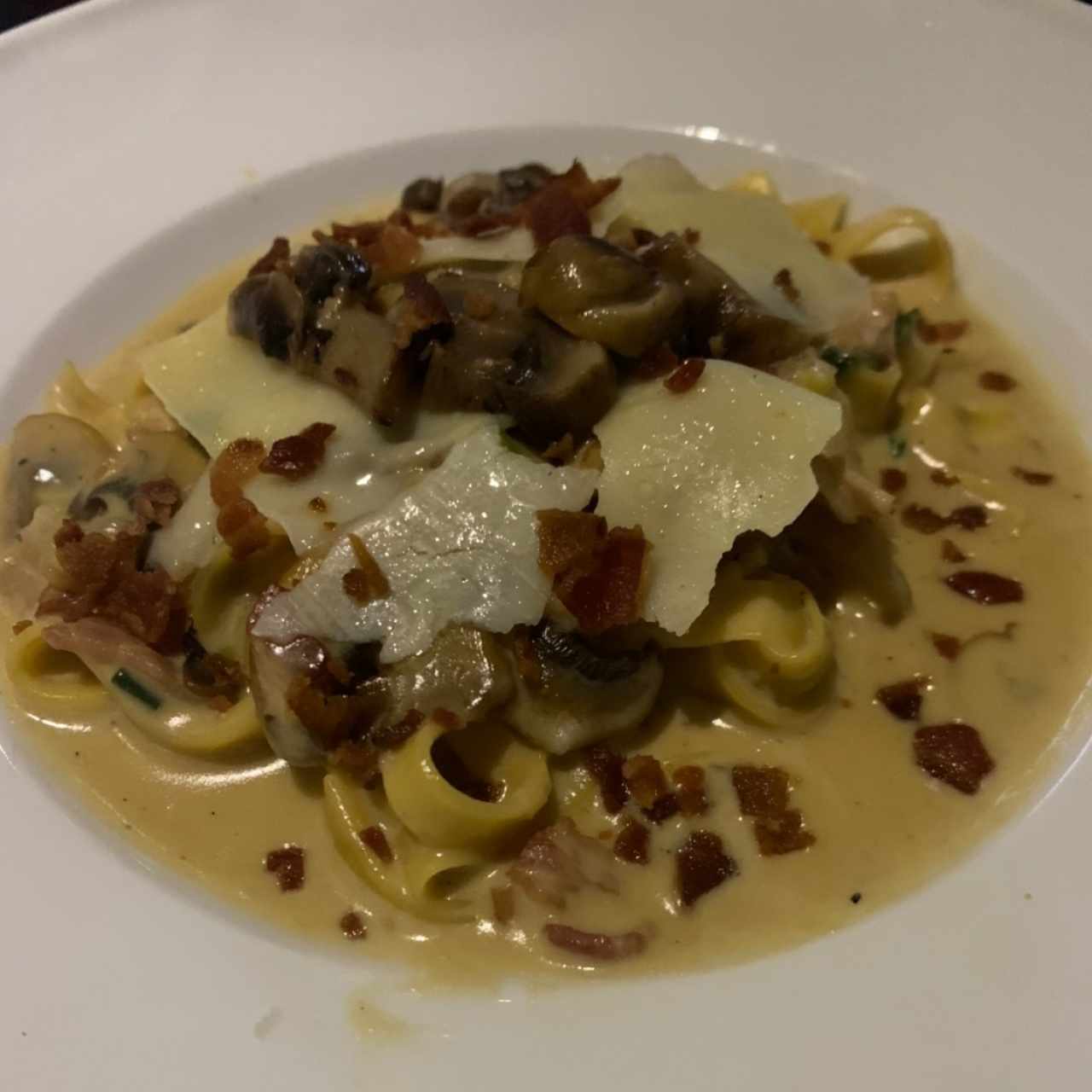 Fettuccini con hongos y bacon en salsa blanca 