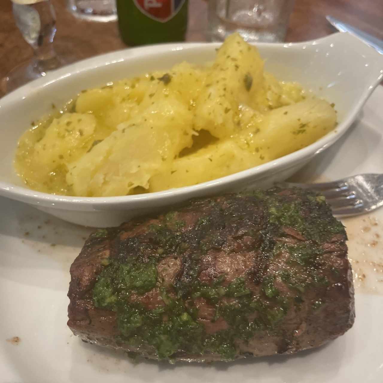 Bife de lomo con yuca al moho