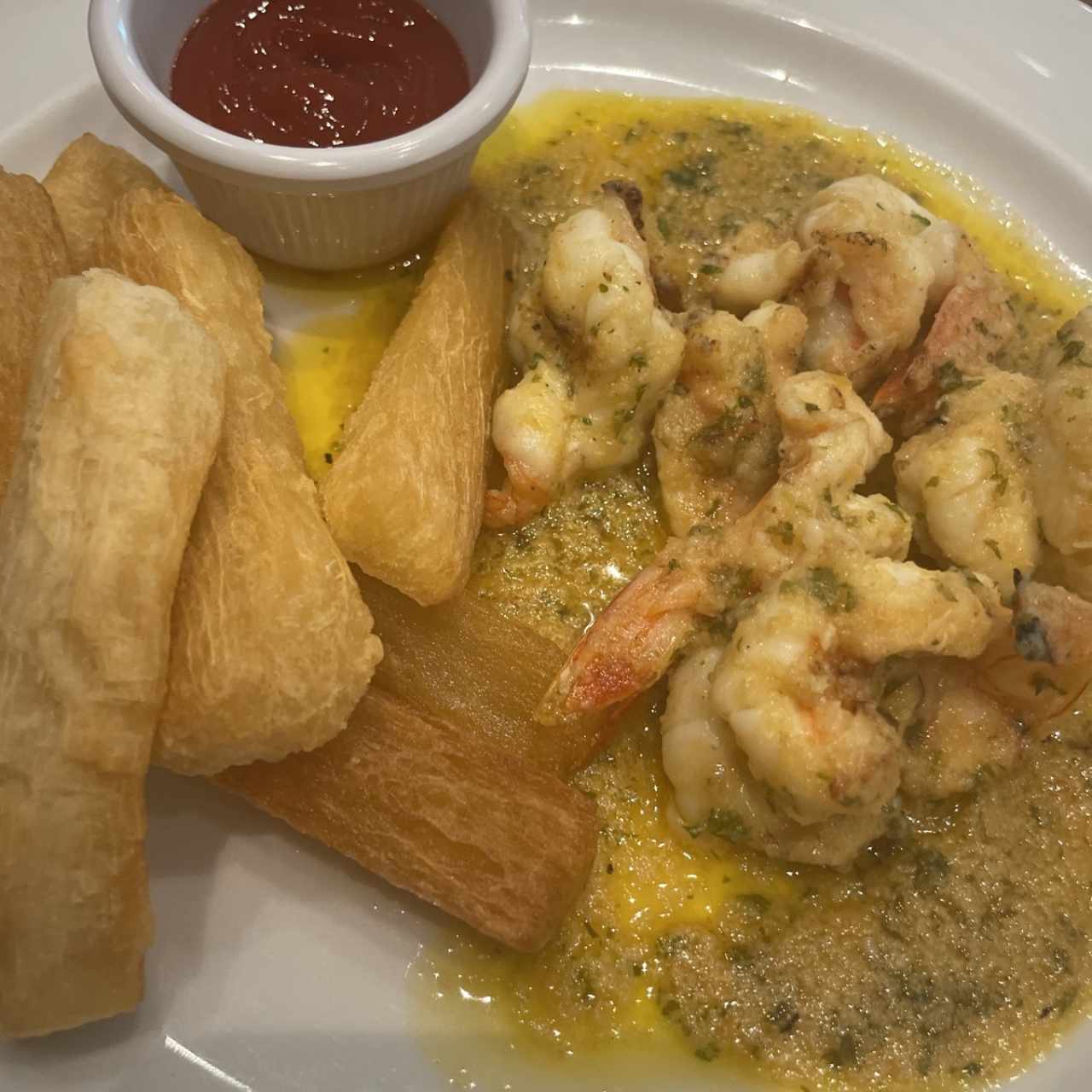 Langostinada con yuca frita